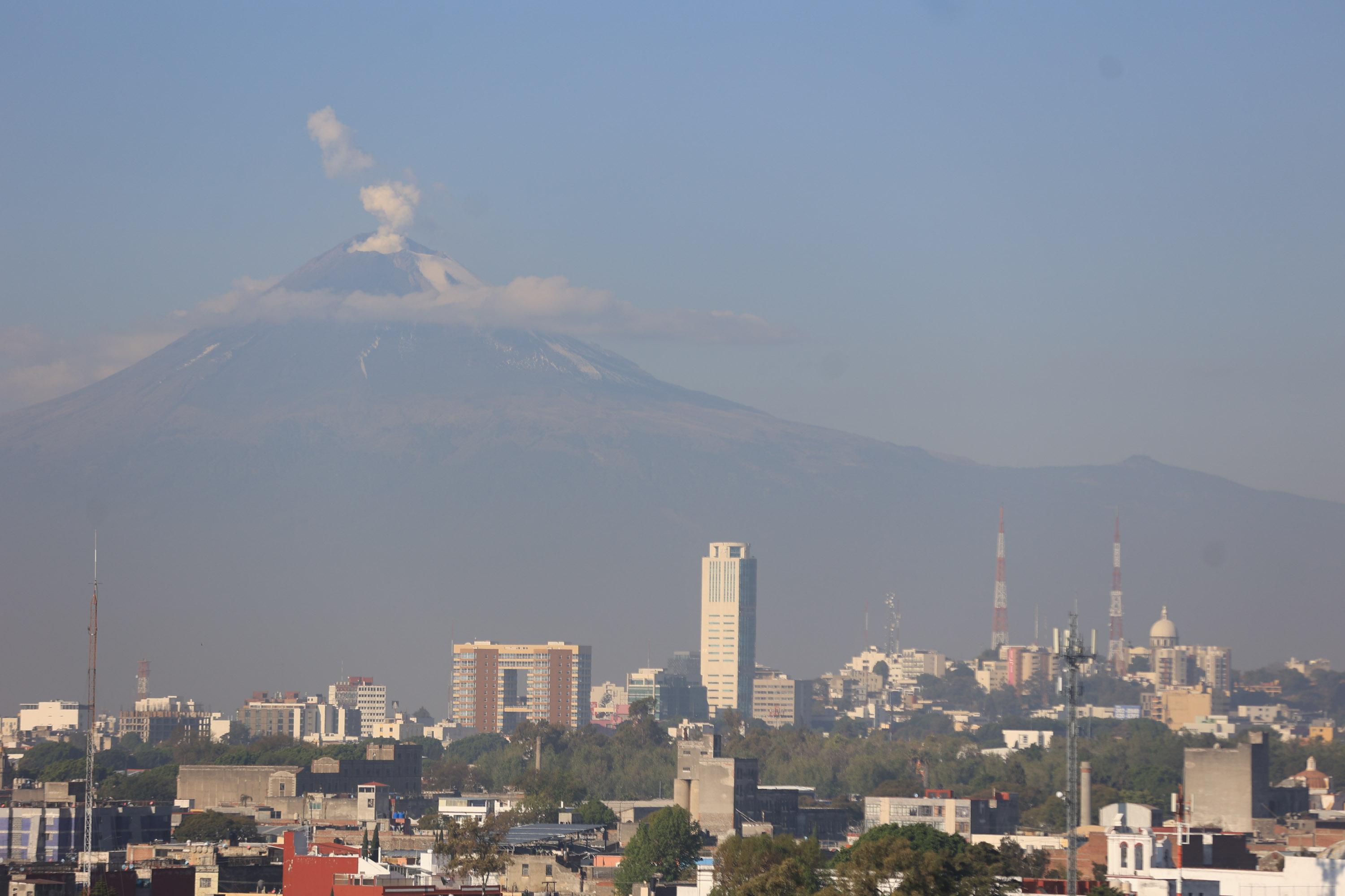 El Volcán Popocatépetl amanece con una ligera fumarola.