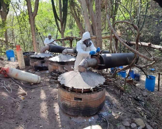 Ejército mexicano destruye narcolaboratorio activo que deja una pérdida  de mil 500 millones de pesos en Culiacán.