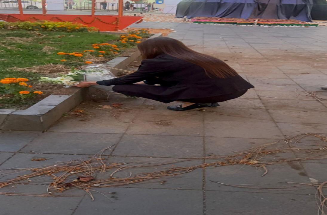 Grecia Quiroz, alcaldesa de Uruapan, Michoacán, visitó el sitio donde fue asesinado su esposo Carlos Alberto Manzo Rodríguez.