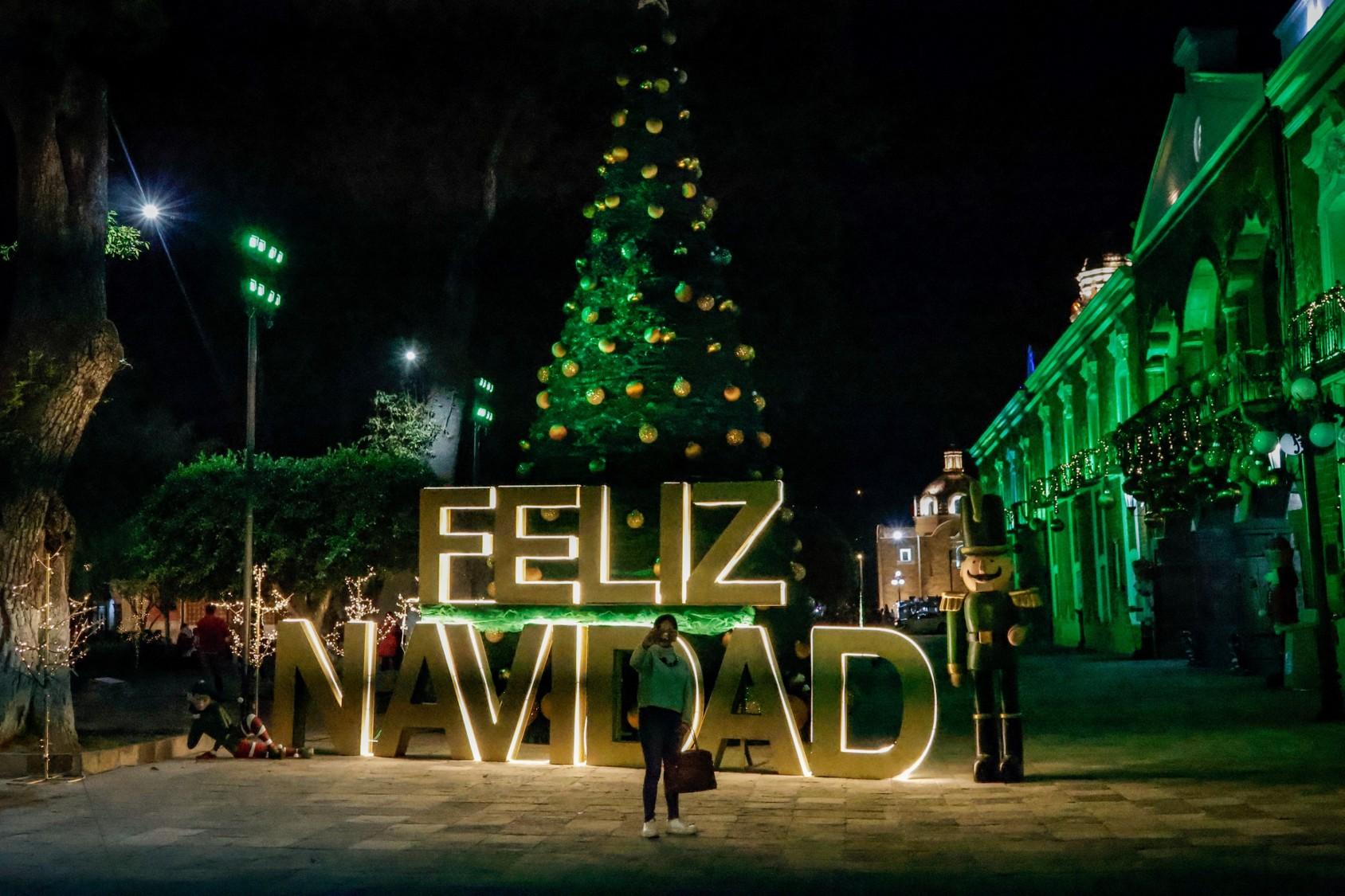 Centro de Tlaxcala se llena de luz y es invadido por el espíritu navideño.