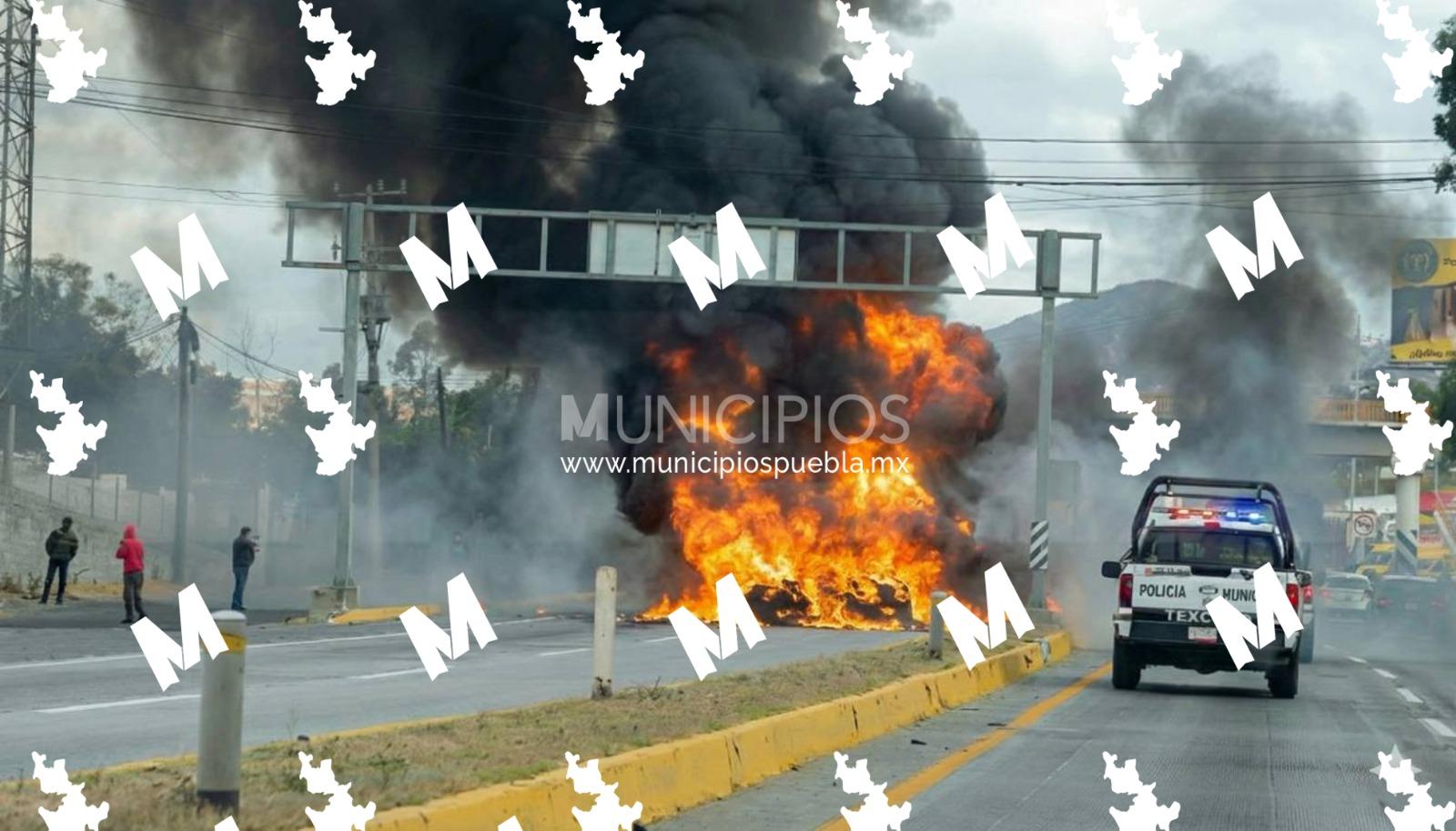 Se registró un fuerte accidente e incendio que bloqueó la carretera México-Veracruz en los límites de Calpulalpan, Tlaxcala; y Texcoco.