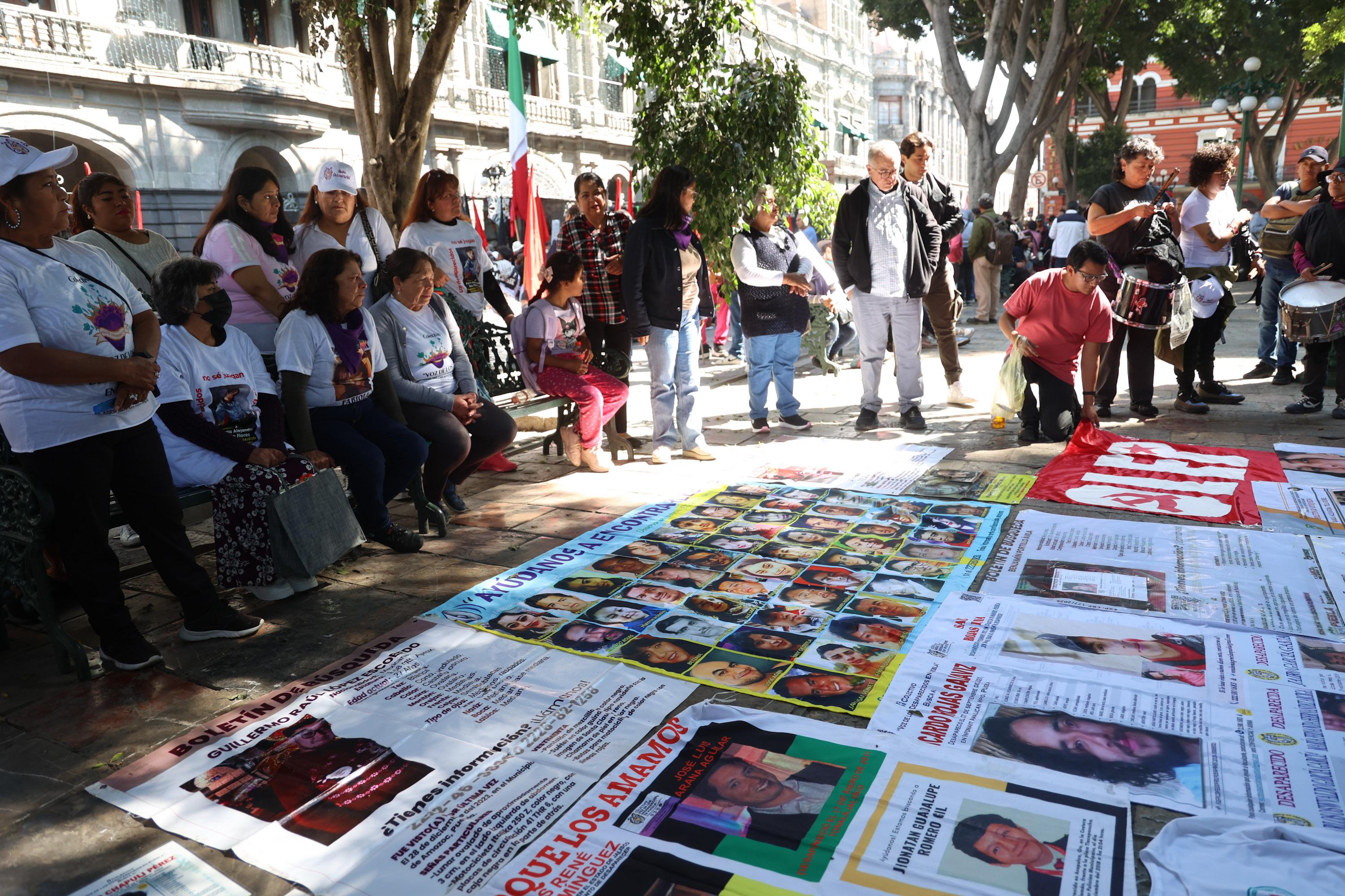 Retiran fichas de búsqueda del Árbol de la Esperanza en el Zócalo de Puebla.