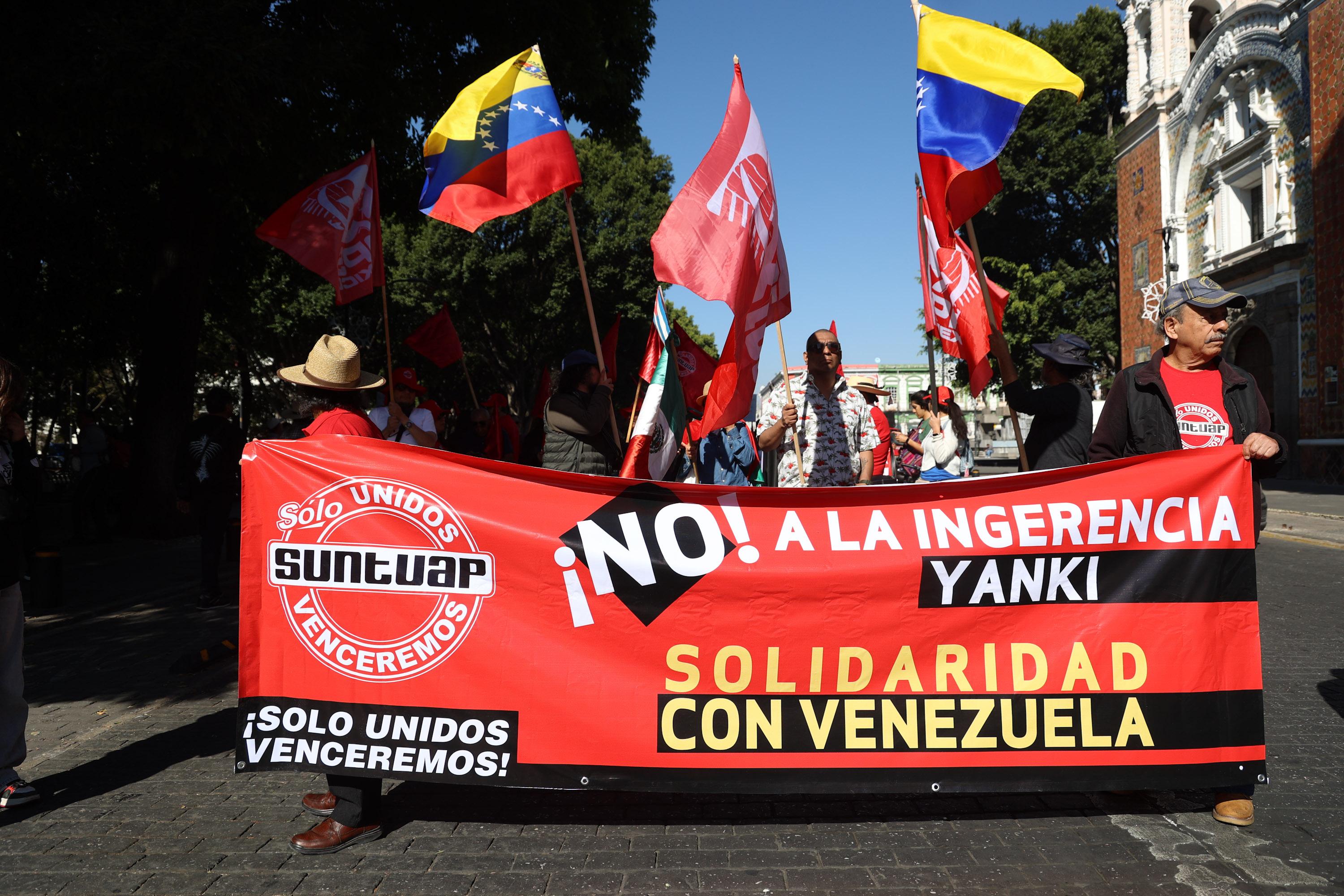 Poblanos realizan manifestación a favor del pueblo de Venezuela.