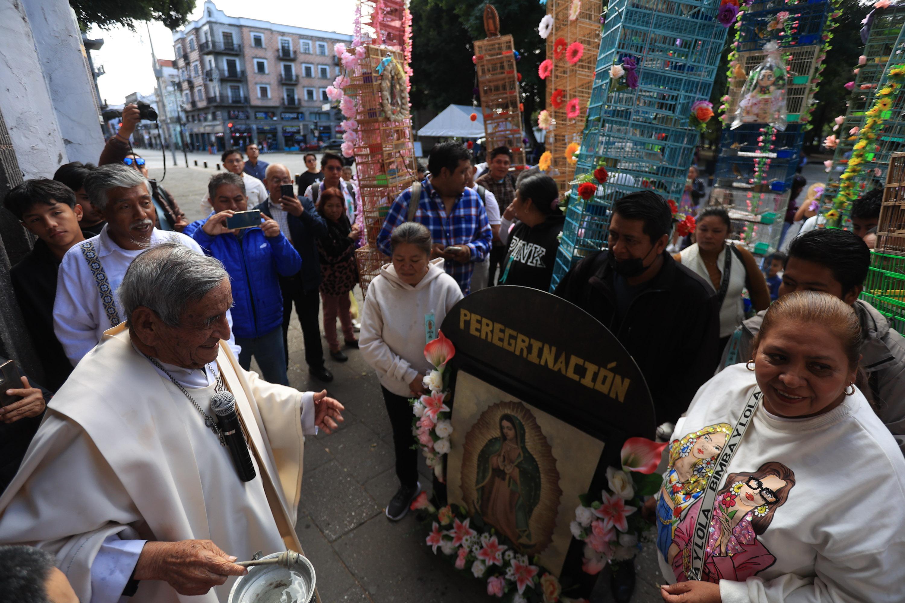 Integrantes de la Unión de Pajareros, realizan su peregrinación anual pasando por el Centro Histórico.