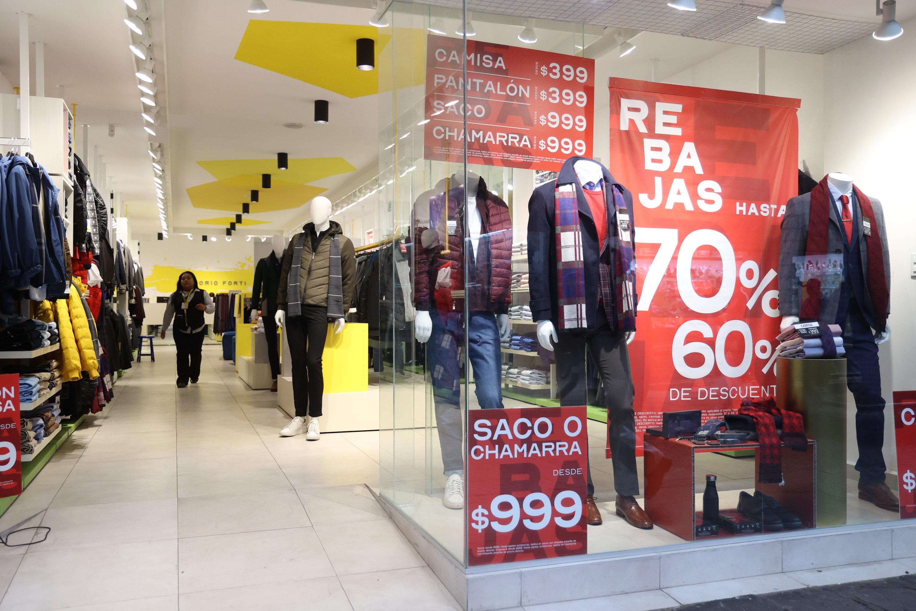 Cuesta de enero en negocios de Puebla capital, realizan promociones.