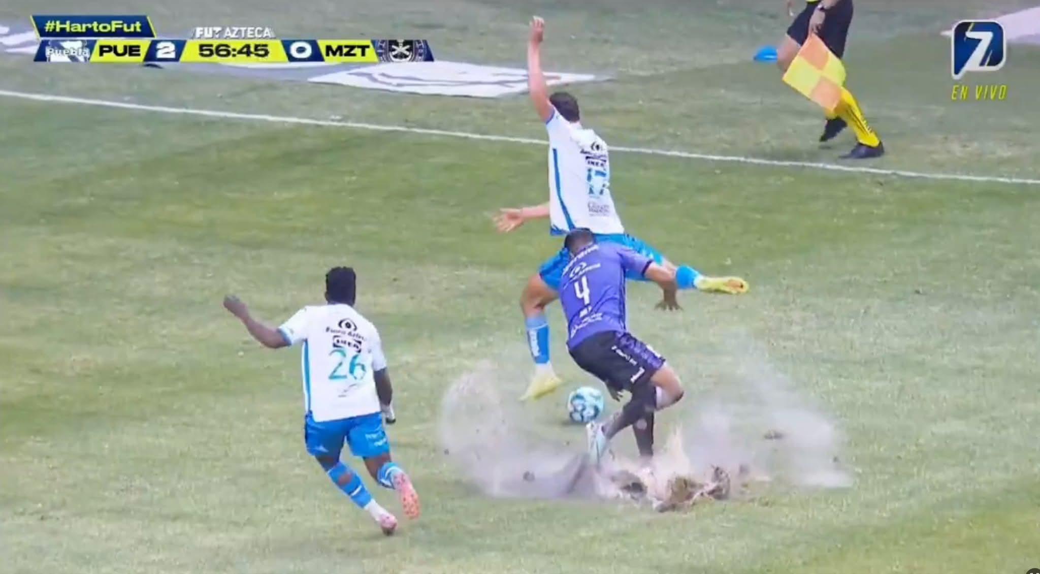 El césped del estadio Cuauhtémoc se encuentra en pésimas condiciones.