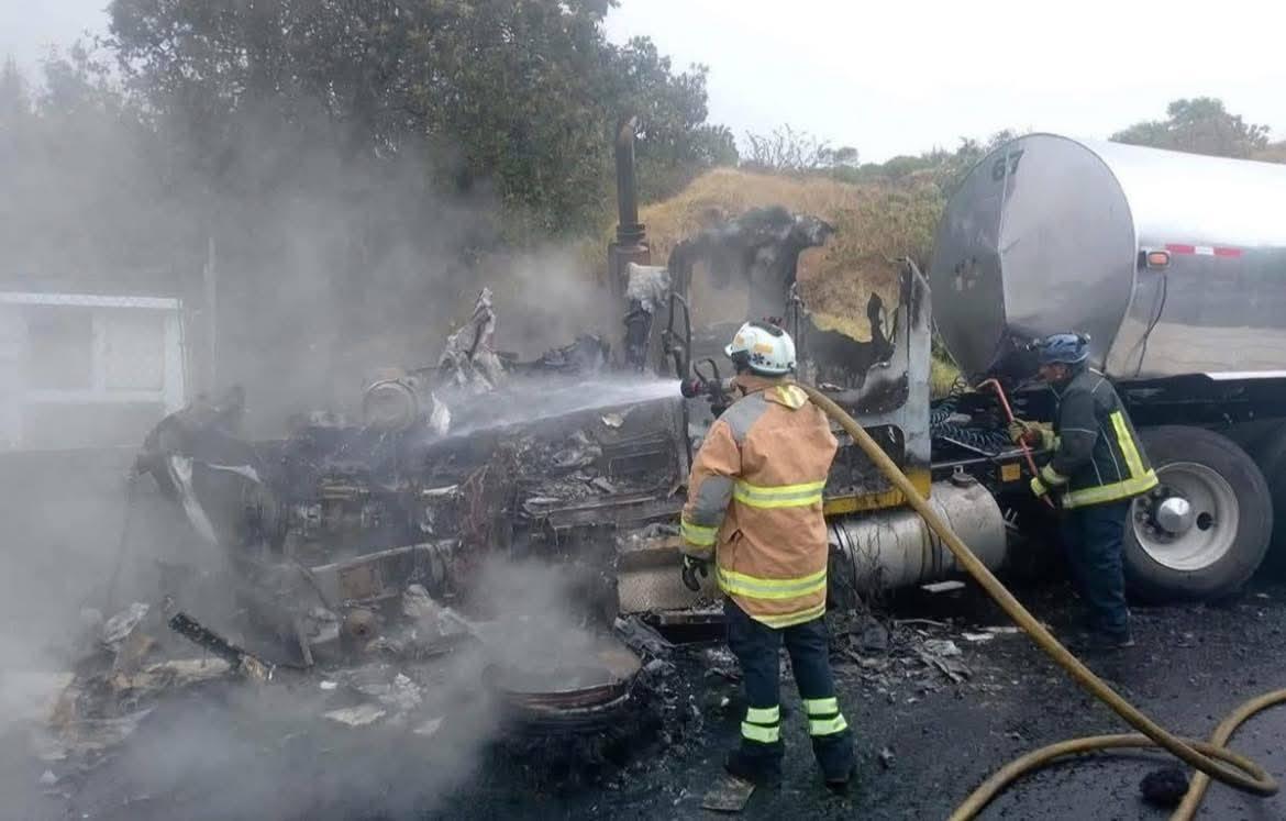 Se incendia pipa en la autopista Puebla-Orizaba, no hubo lesionados.