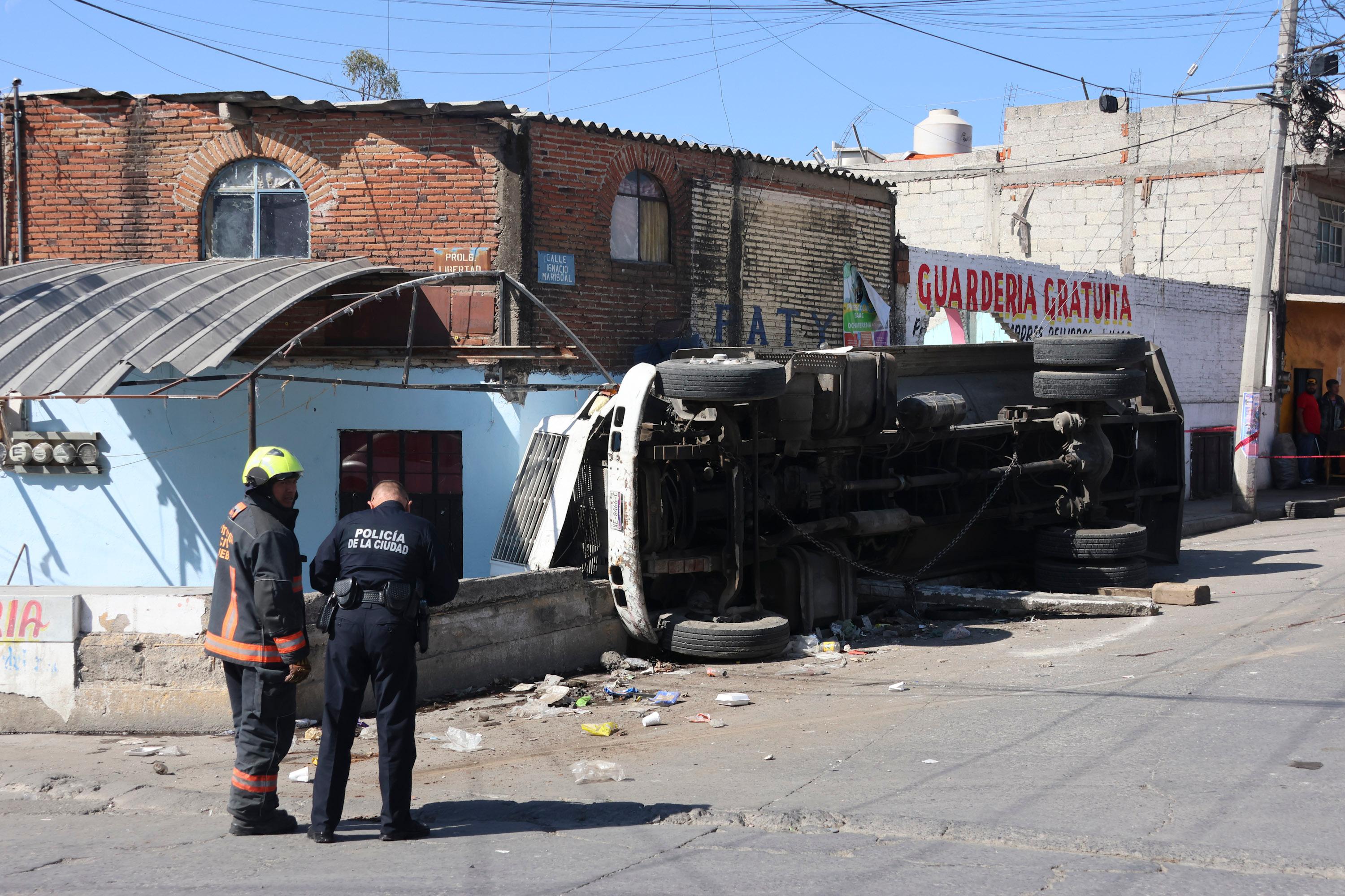 Pipa volcó e impactó en fachada en la junta auxiliar de San Pablo Xochimehuacan, Puebla.