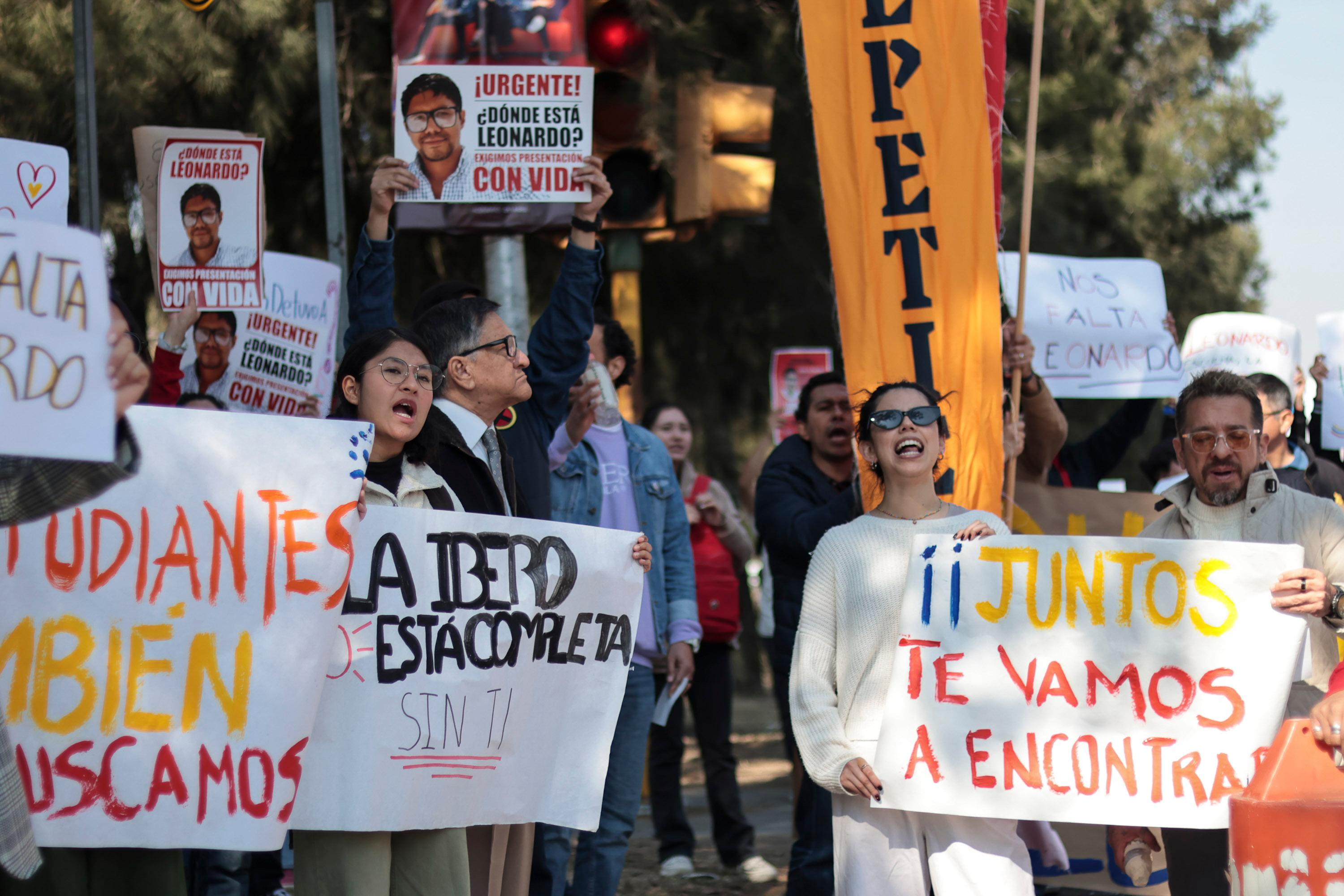 "¡Seguridad dinos la verdad!": Se manifiesta la Ibero por profesor desaparecido.