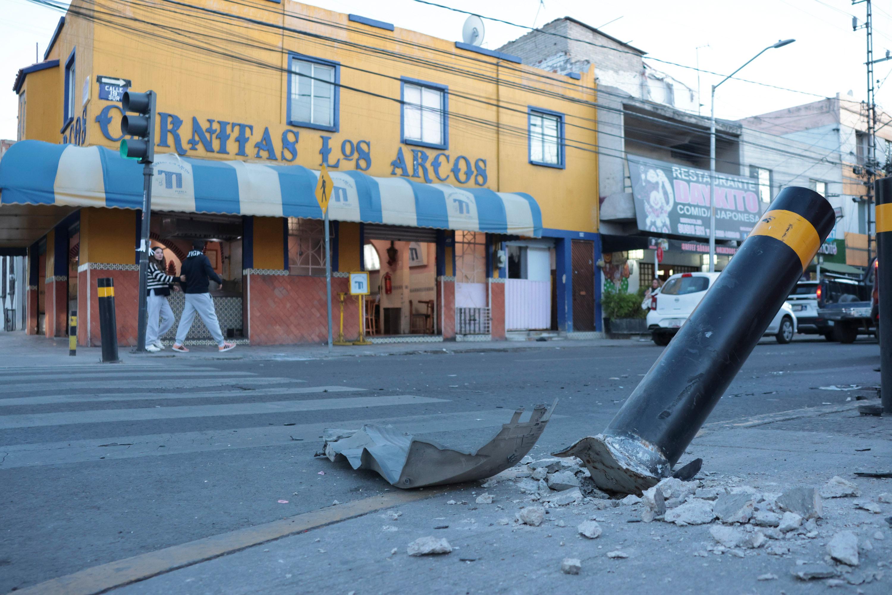Bolardo evita que coche termine al interior de un negocio en Puebla.