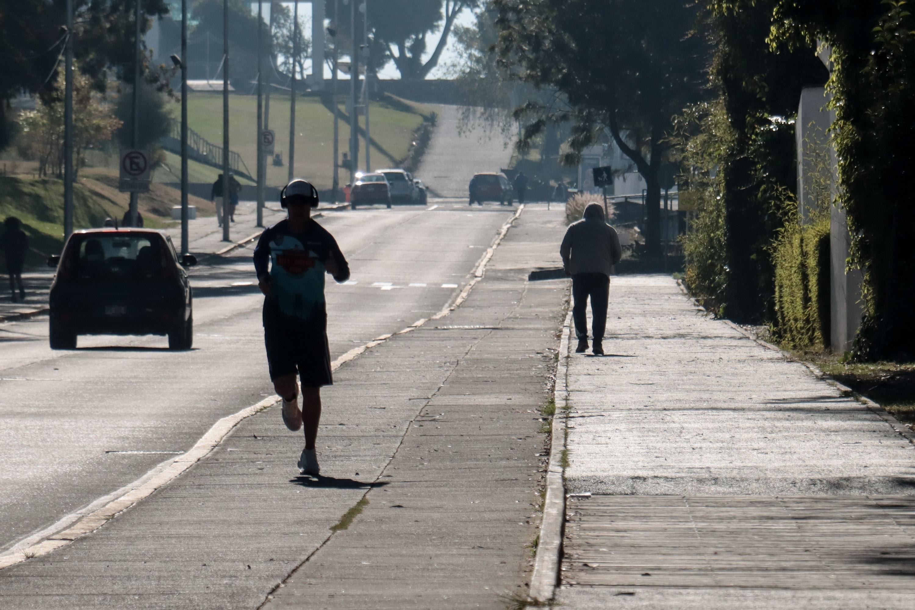Poblanos inician el 2026 ejercitándose en Los Fuertes como propósito de Año Nuevo.