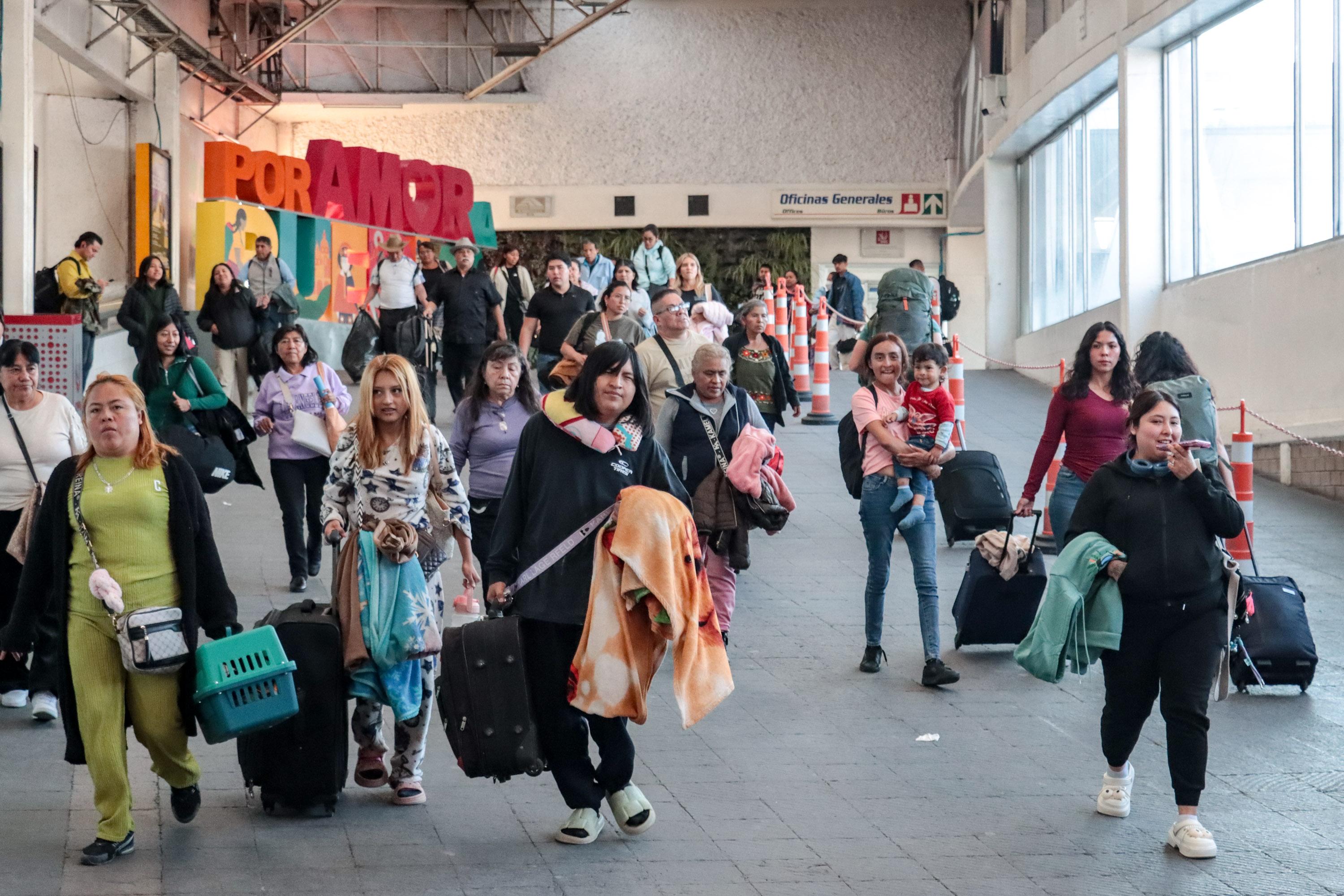Afluencia de viajeros en la terminal de autobuses CAPU en Puebla.