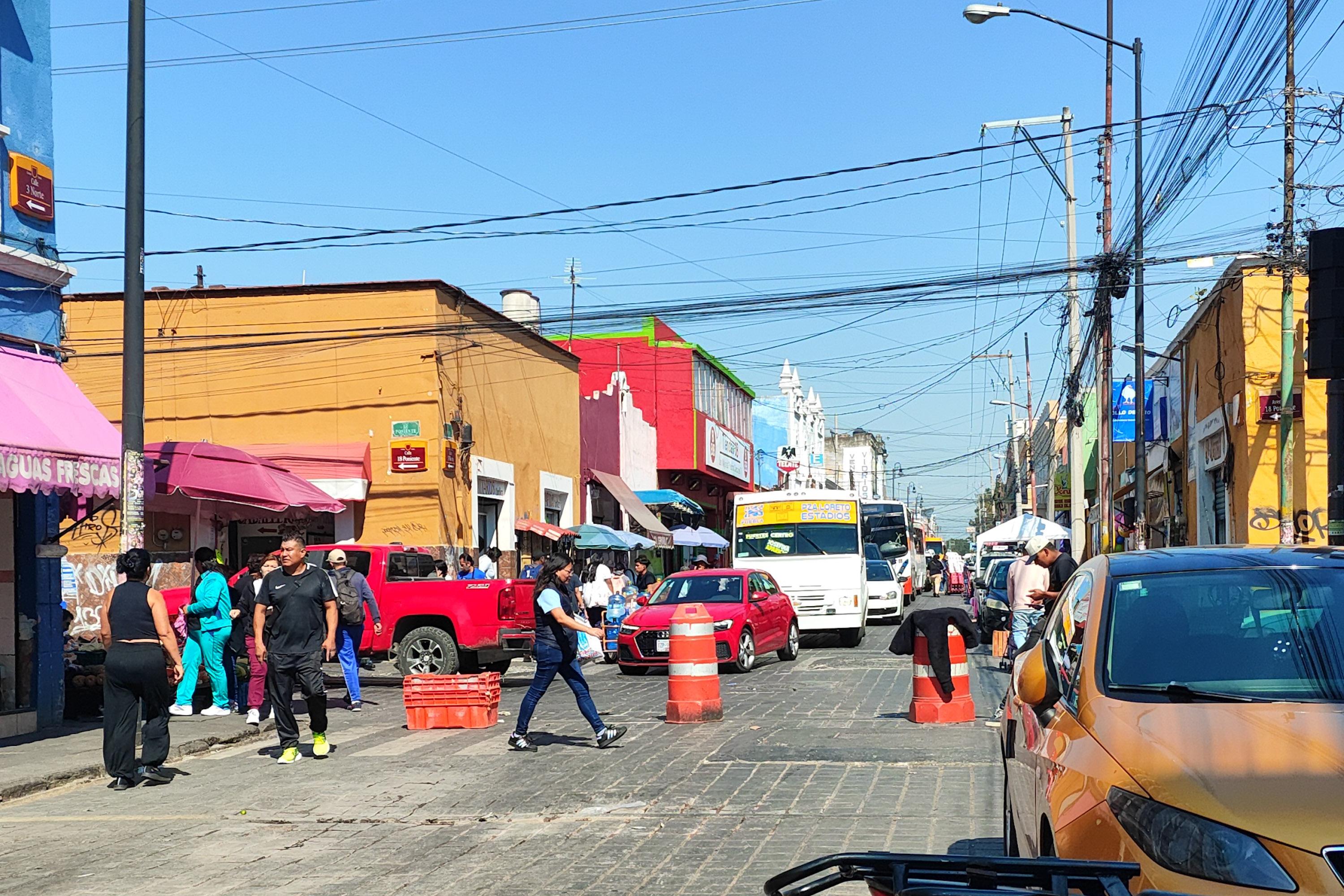 Cierre de vialidad en la calle 16 Poniente en el Centro Histórico de Puebla.