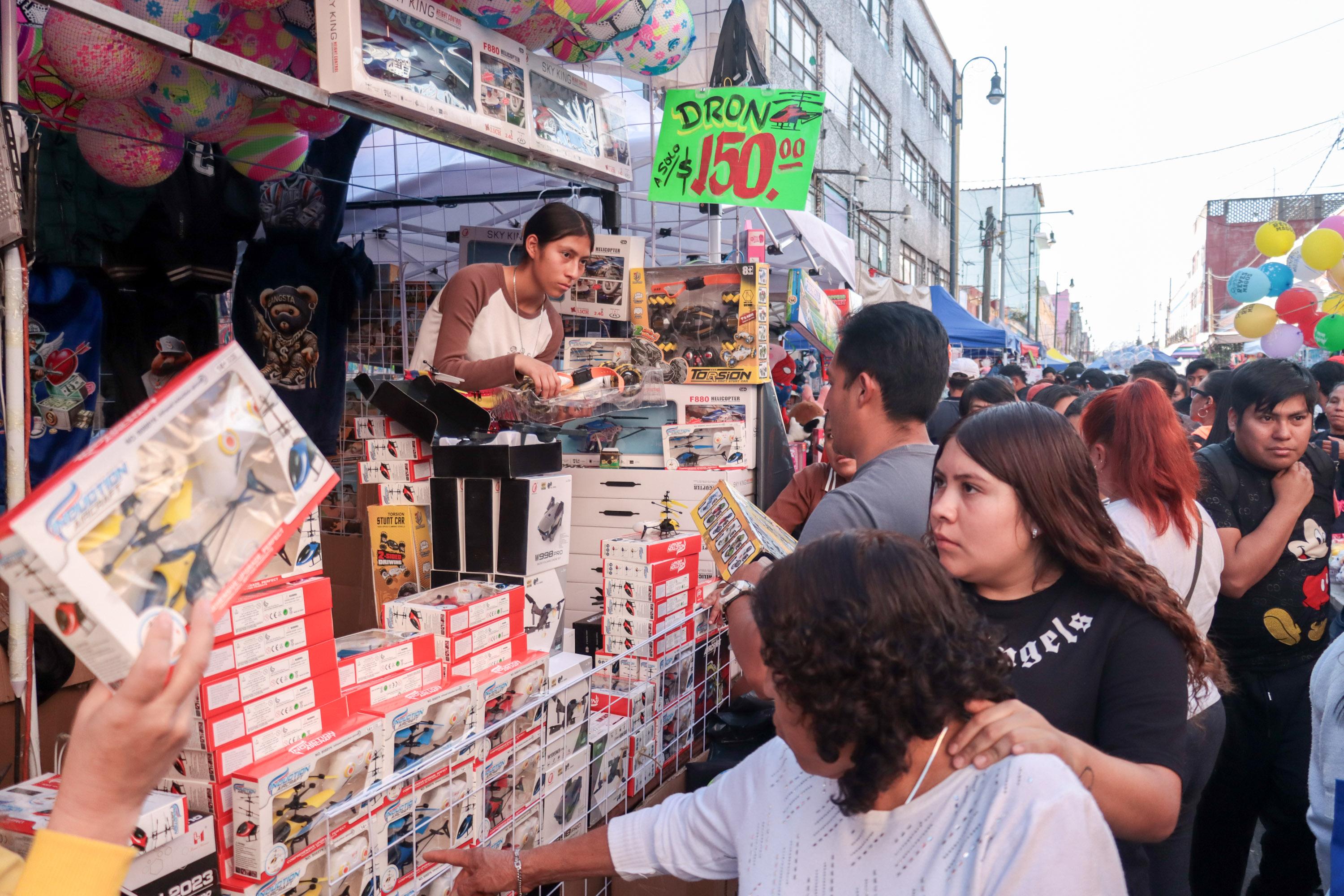 Ayudantes de los Reyes Magos acuden al centro de Puebla en busca de los mejores regalos.