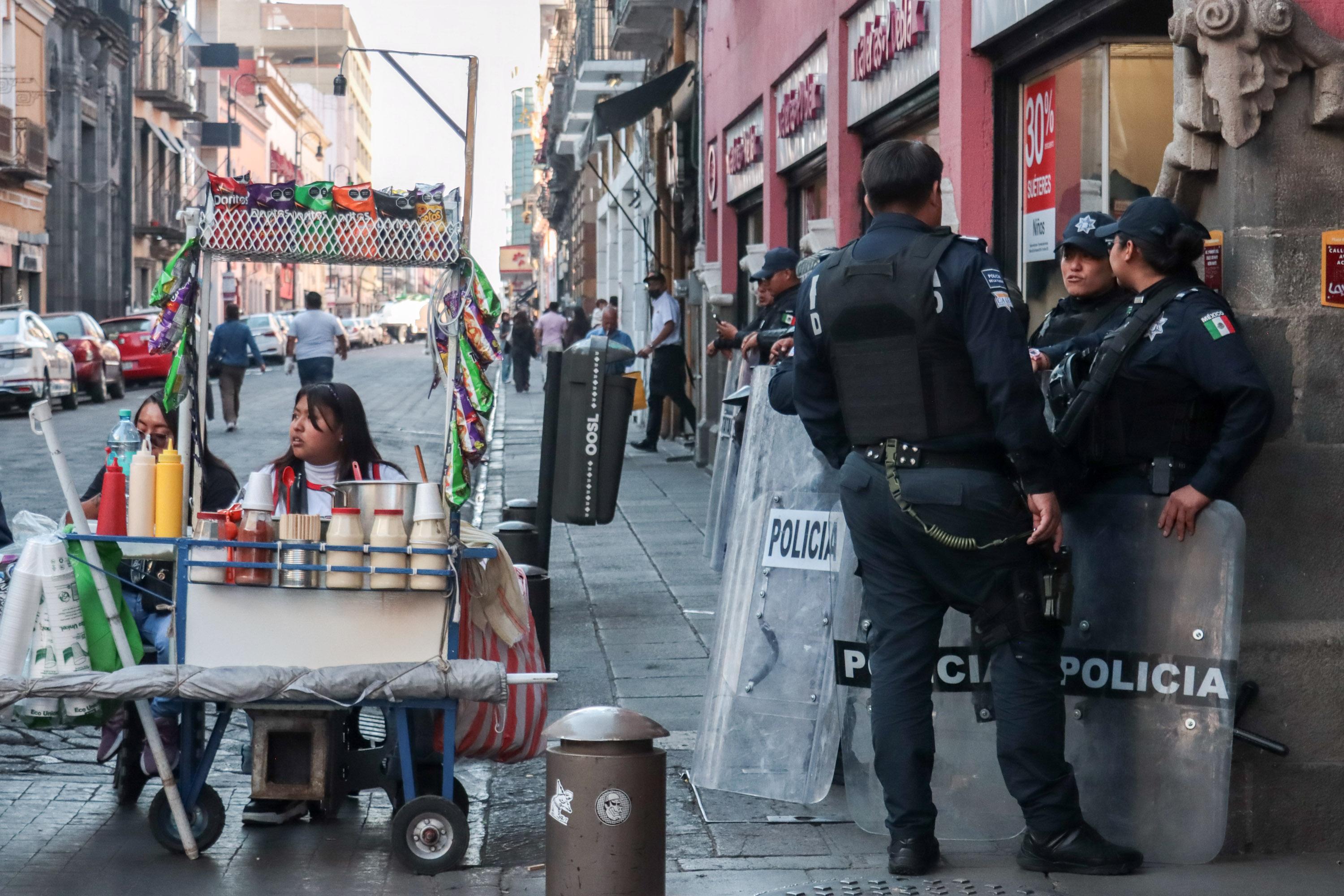 Operativo contra comerciantes informales en el Centro Histórico de Puebla.