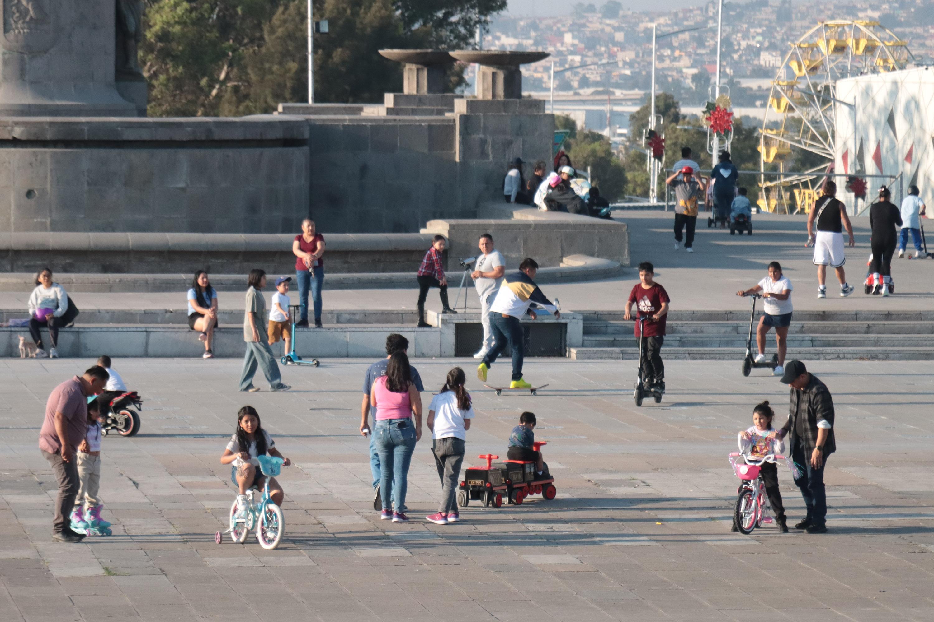 Niñas y niños disfrutan de los regalos de los Reyes Magos.