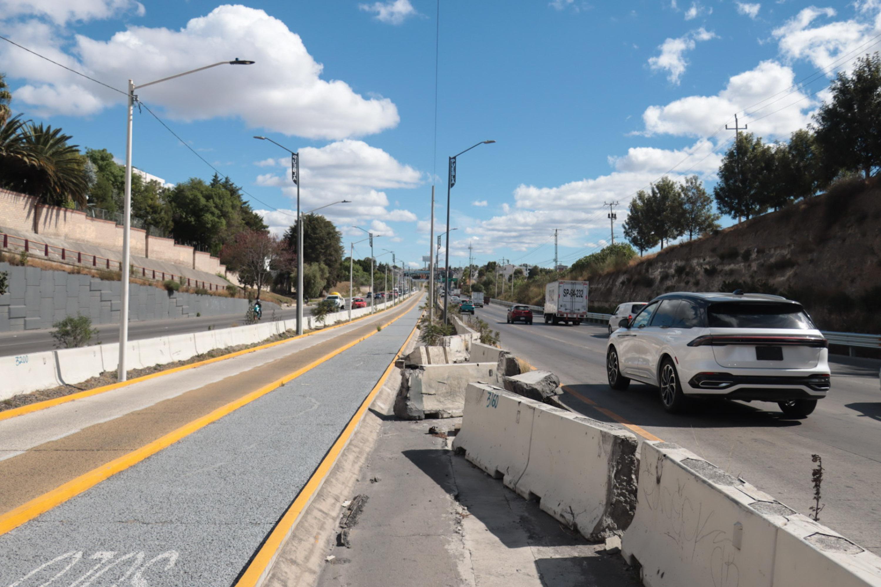 Daños en las barreras de concreto de la ciclovía de Periférico Ecológico.