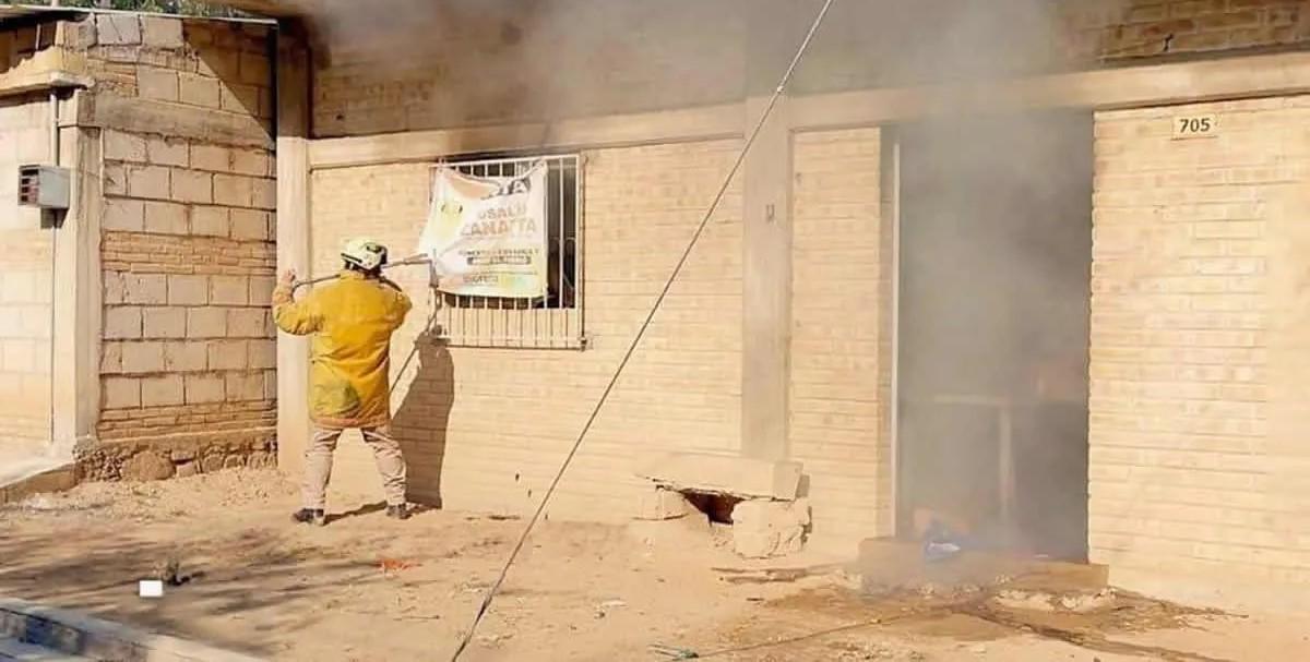 Un individuo tuvo un pasón e incendió su propia casa en Ajalpan.