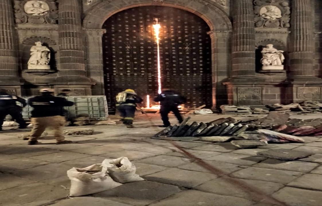 INAH activa póliza de seguro para restaurar puerta de la Catedral de Puebla después de que fue incendiada.
