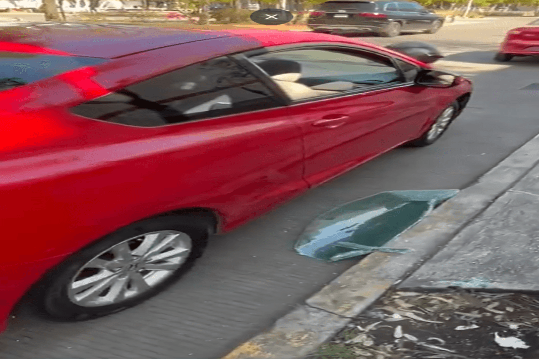Ciudadano denuncia cristalazo a su coche afuera de Costco en San Andrés Cholula.