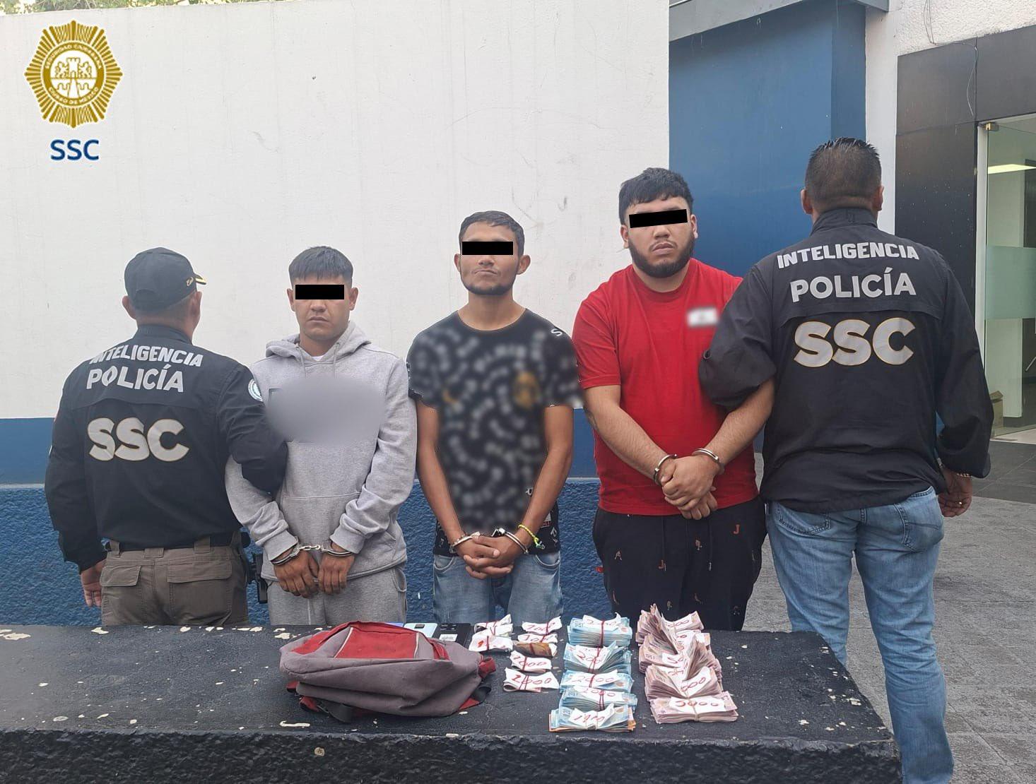 Detienen a tres presuntos extorsionadores de comerciantes en el Centro de la CDMX.