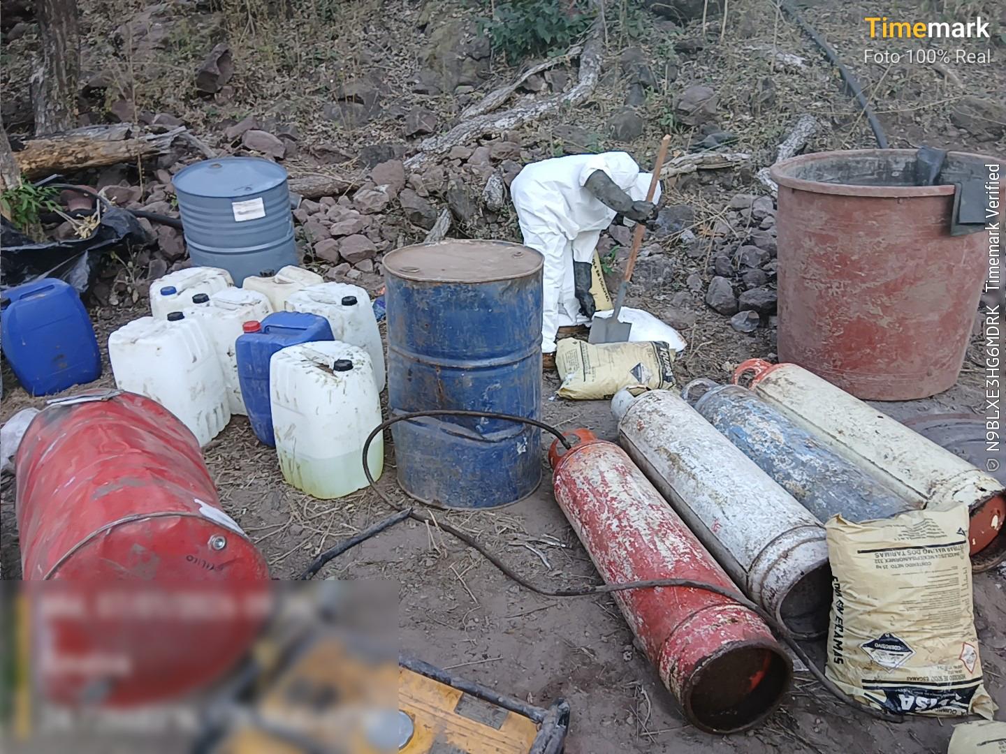 Personal de la Armada de México localiza y desmantela un laboratorio y una bodega presuntamente empleados para la fabricación de drogas sintéticas en el estado de Sinaloa.