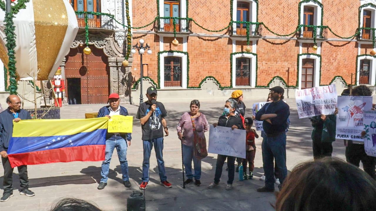 Tlaxcaltecas se manifiestan en Plaza de la Constitución en rechazo a la intervención de Estados Unidos en Venezuela.