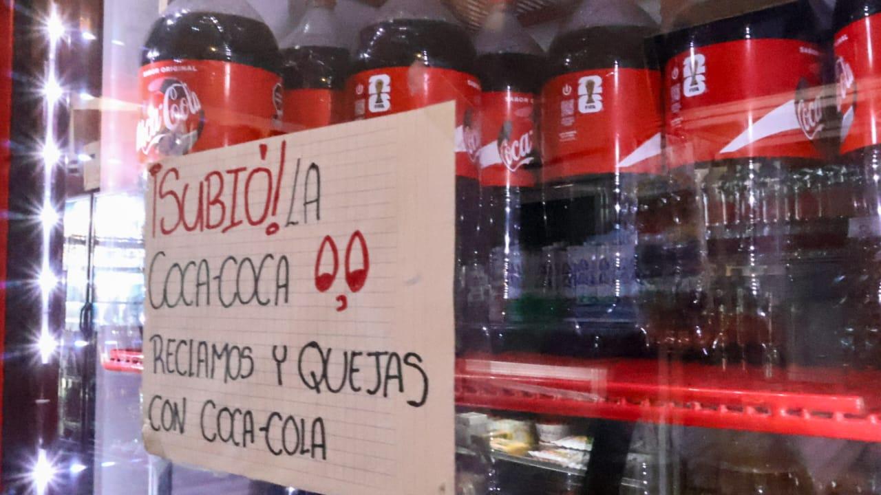 Tiendas de Tlaxcala advierten aumento en el precio de la Coca-Cola por IEPS.