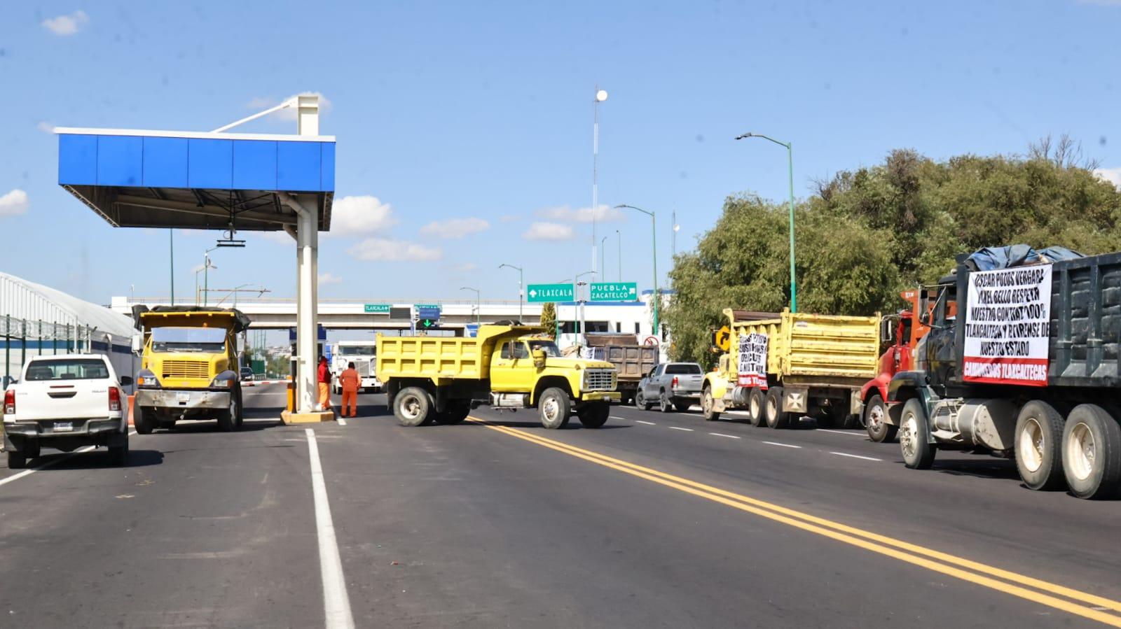 Bloquean trabajadores de la construcción la caseta de la autopista Tlaxcala-Puebla.