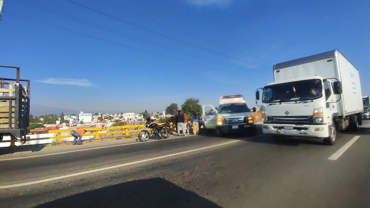 Caos vial en Periférico Ecológico por accidente de motociclistas.