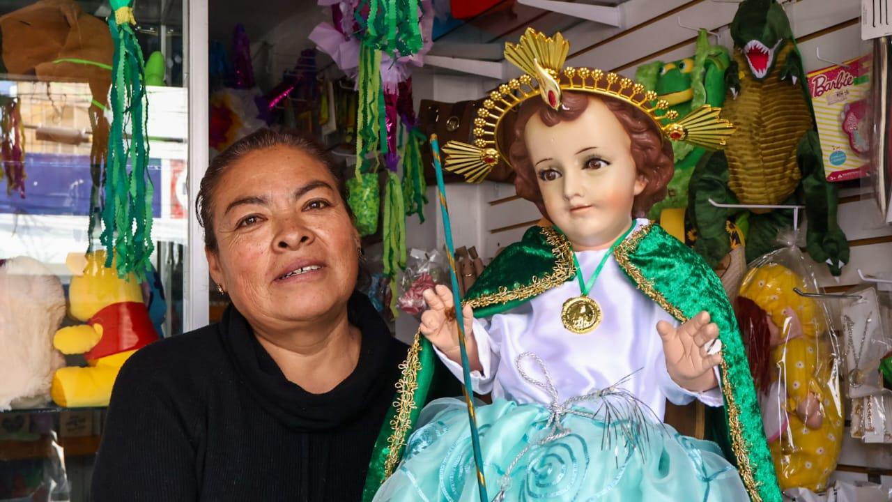 Confección de ropones preserva la fe y la tradición en Totolac, Tlaxcala.