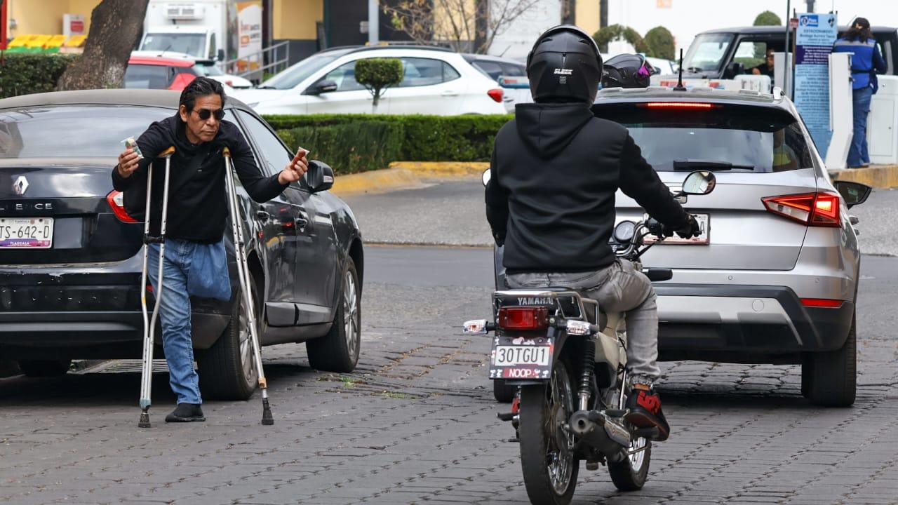 Entre el frío y la adversidad, un hombre vende dulces para seguir adelante.