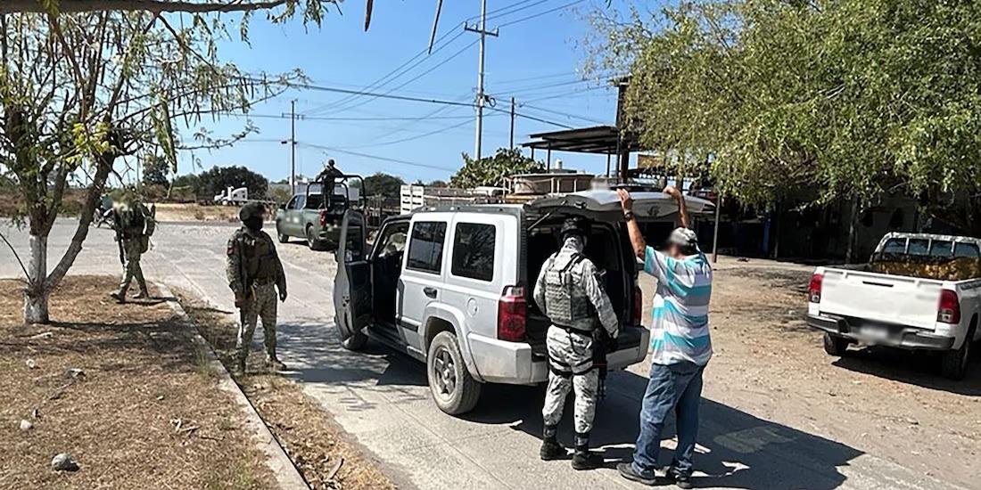 En Michoacán, autoridades federales y estatales aseguran 36 armas de fuego y detienen a tres personas.