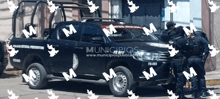 Integrantes del grupo antibombas de la Secretaría de Seguridad Pública, realizaron el retiro de una granada de humo en una vivienda en Huejotzingo.