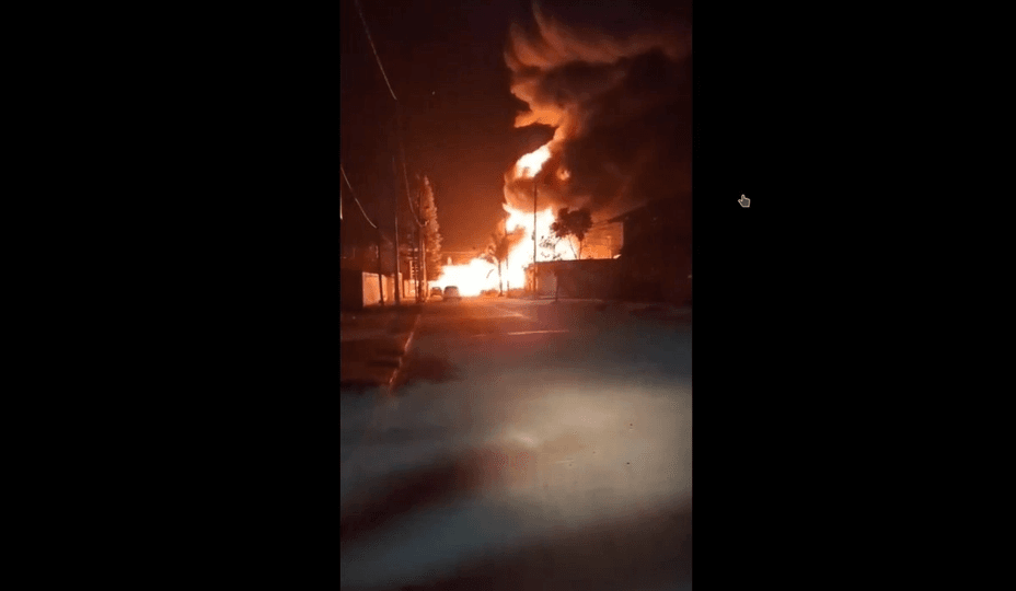En el municipio de Villagrán, Guanajuato, una bodega donde se almacenaba huachicol estalló.