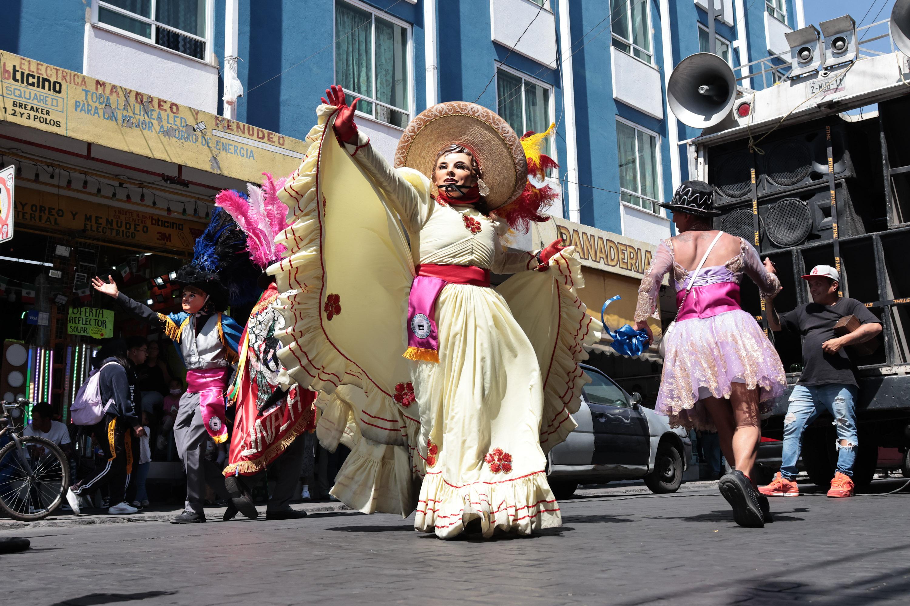 Se presentan Huehues del Barrio de Xonaca en el Centro Histórico de Puebla.