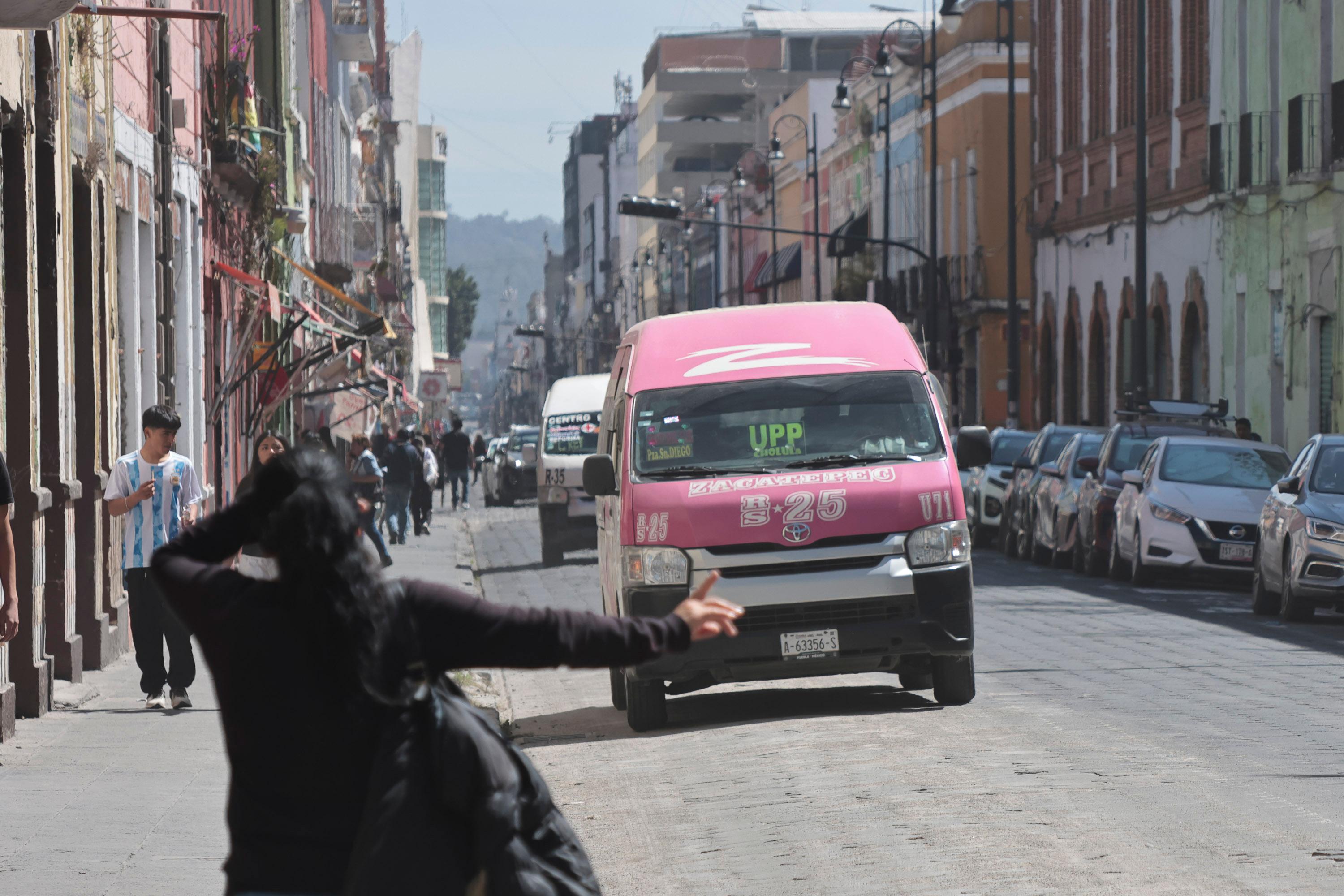 Ruta S25 responde ante falta de transporte público ampliando recorridos a la Recta a Cholula.