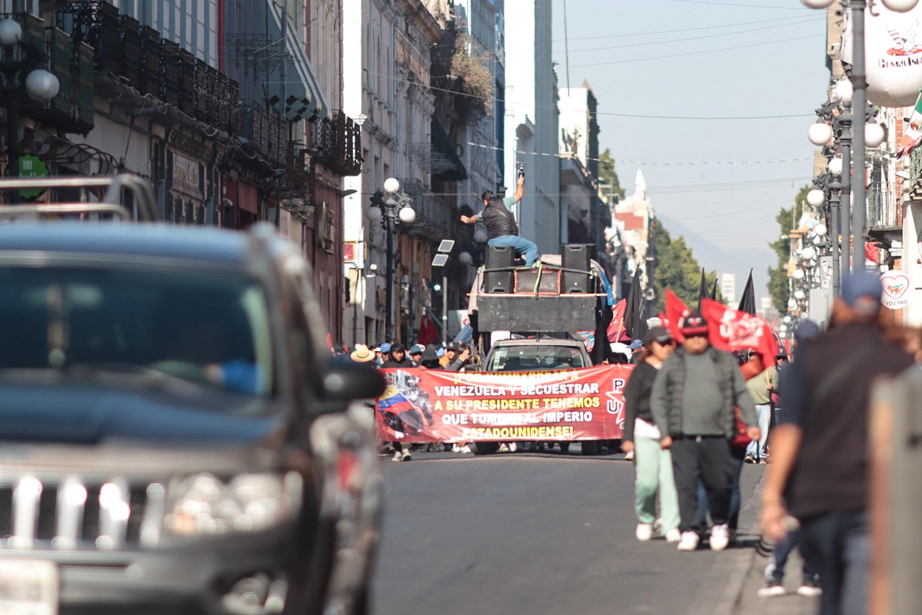 Manifestación de comerciantes genera cierre de calles en el Centro Histórico de Puebla.