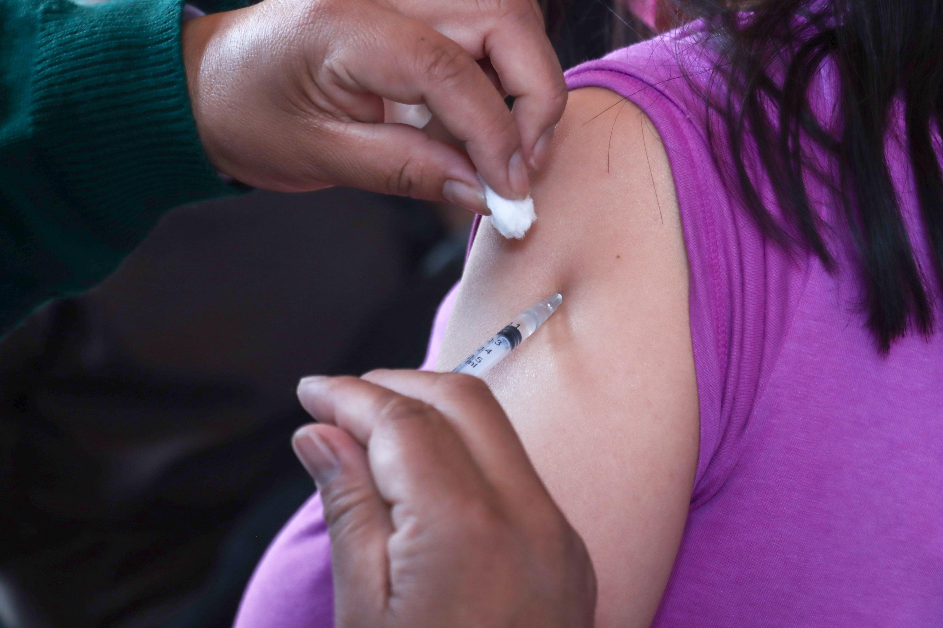 Mujeres embarazadas no deben vacunarse contra el sarampión.