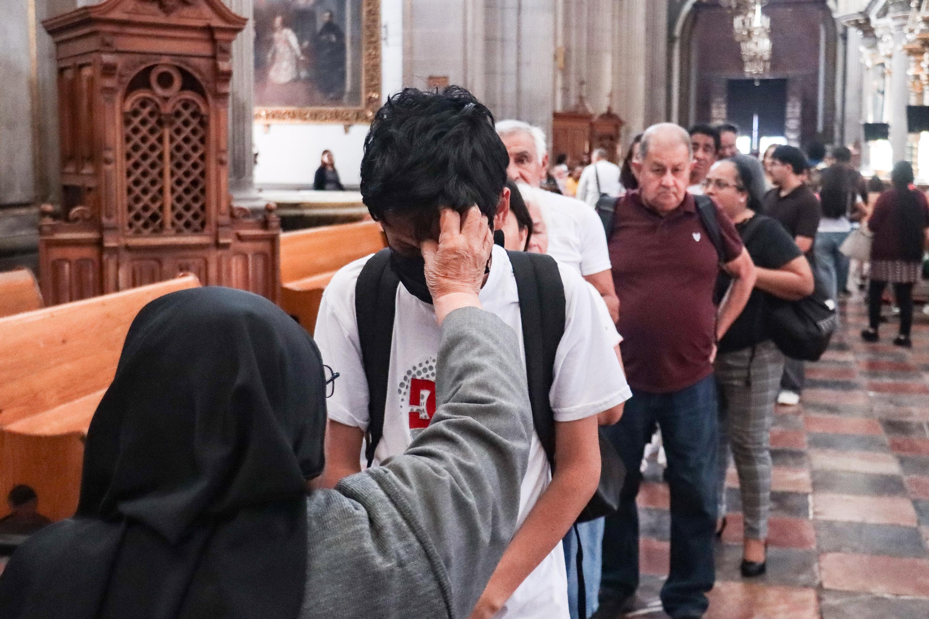 Cientos de poblanos asisten al Miércoles de Ceniza en la Catedral.