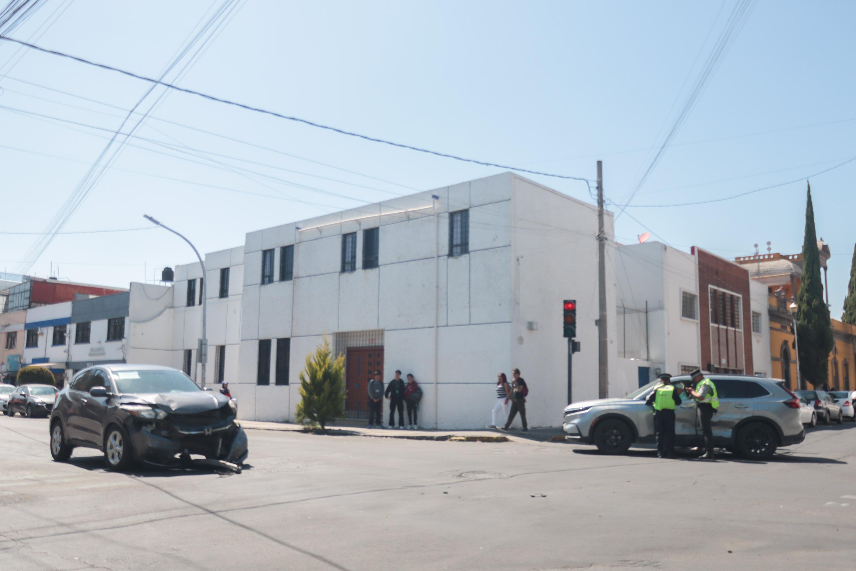 Se registra accidente entre dos vehículos particulares en calle 13 Sur.