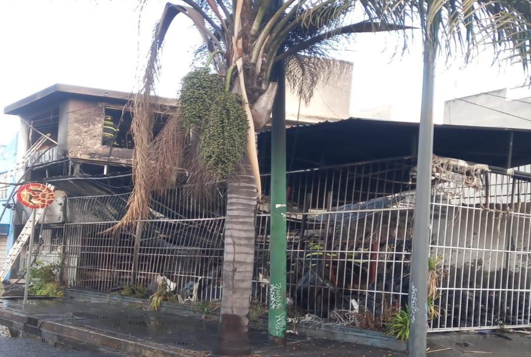 Se registró un fuerte incendio en un inmueble de la alcaldía Gustavo A. Madero, en la Ciudad de México (CDMX), donde no se reportaron víctimas mortales.