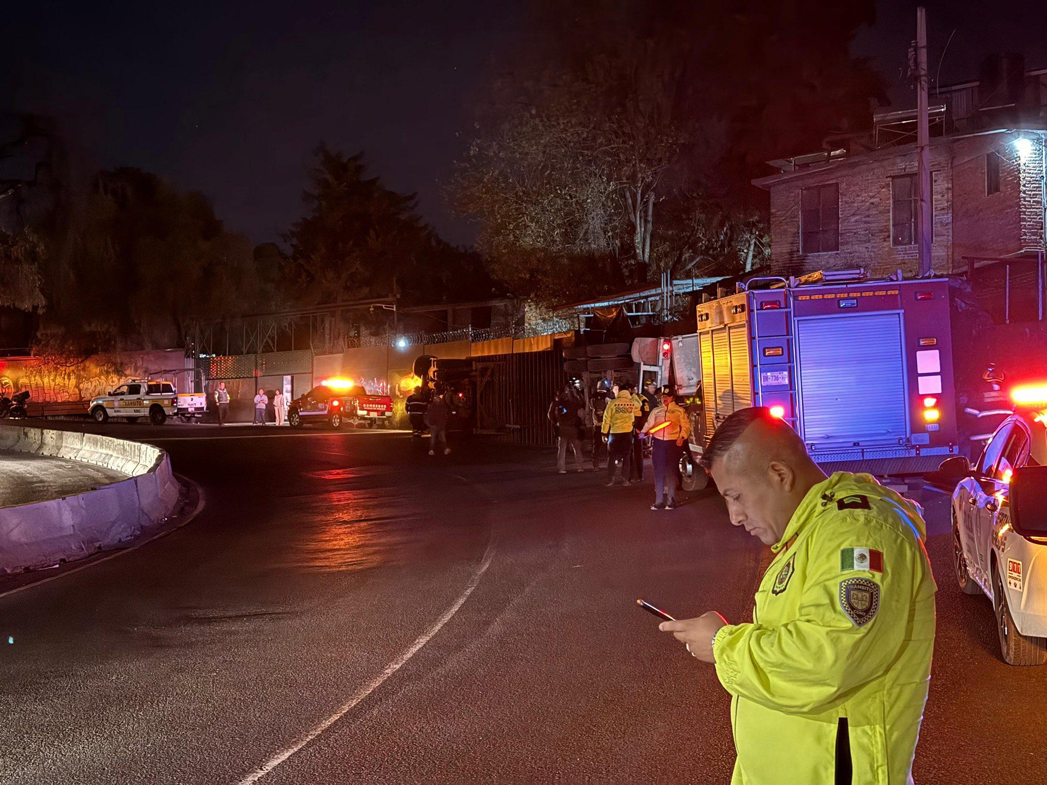 Sobre Viaducto Tlalpan en la CDMX vuelva un tráiler con abarrotes.