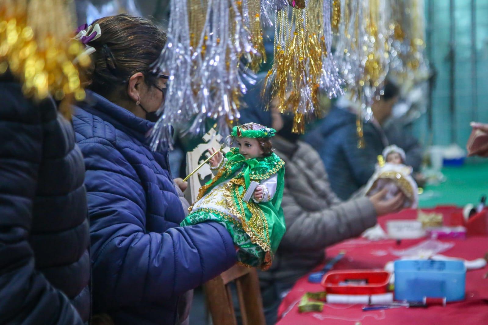 Aumenta venta de ropones para el Niño Dios, previo al día de la Candelaria.