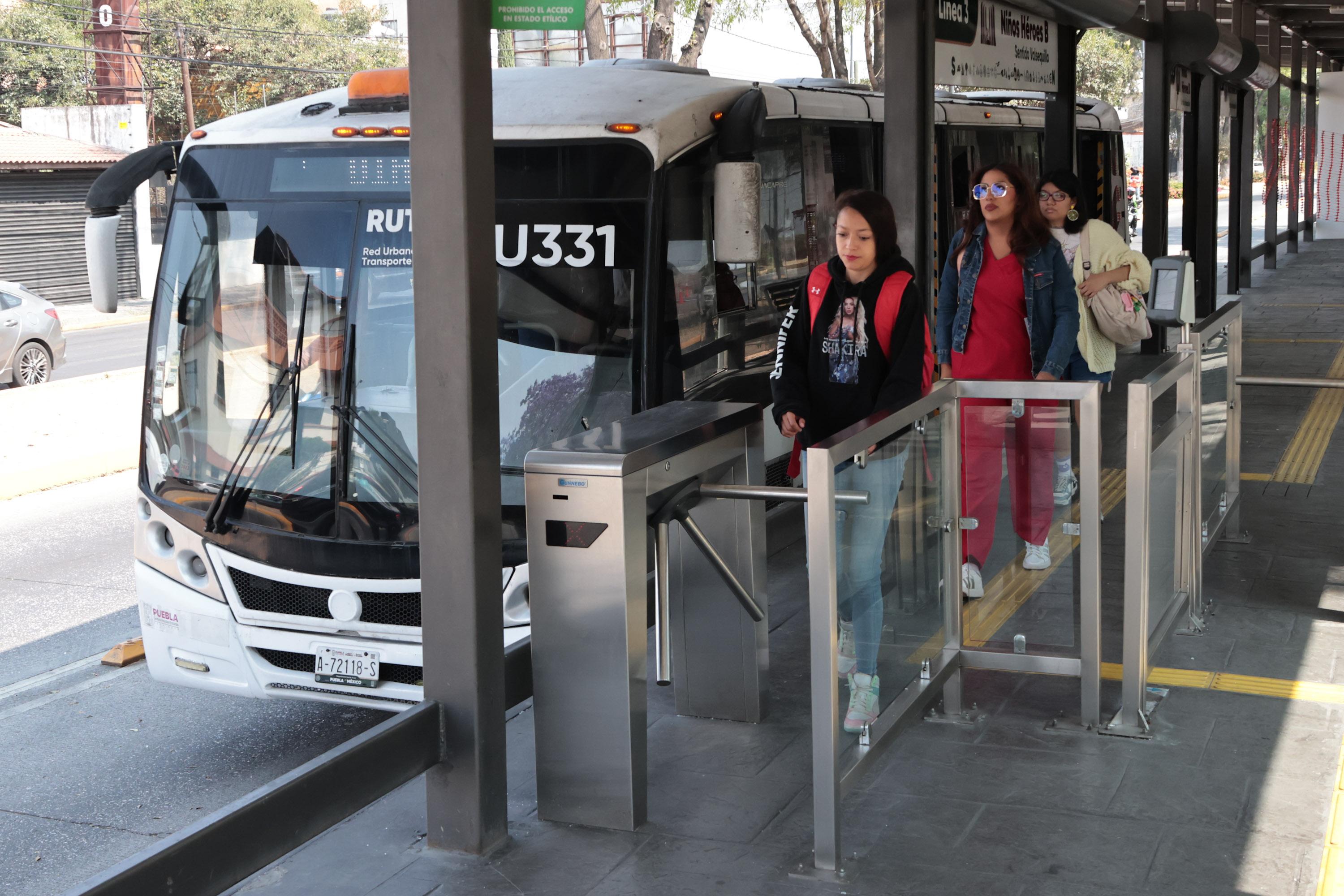 Estaciones de Línea 3 en Puebla ofrecen servicio pese a daños menores.