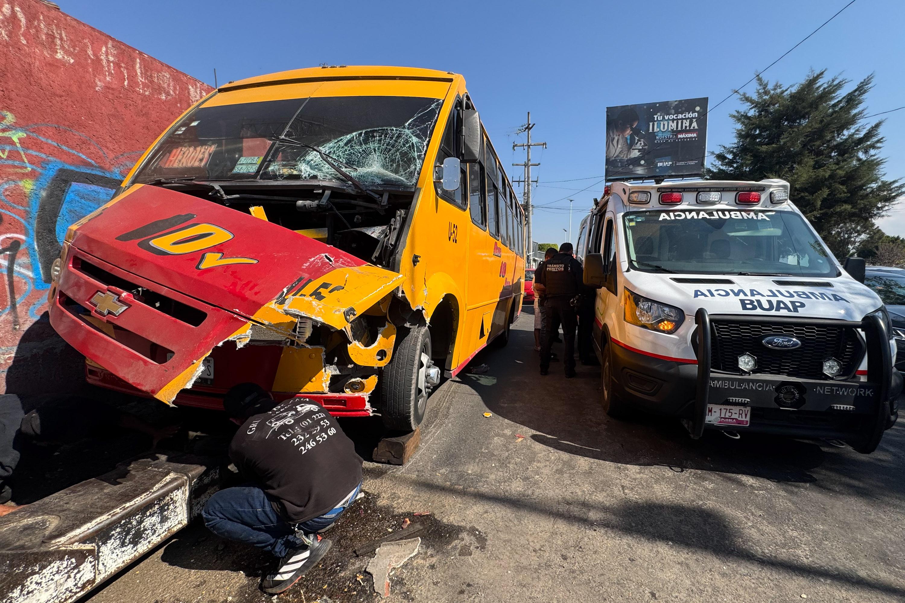 Choque de la Ruta 10 deja varias personas heridas en Puebla.