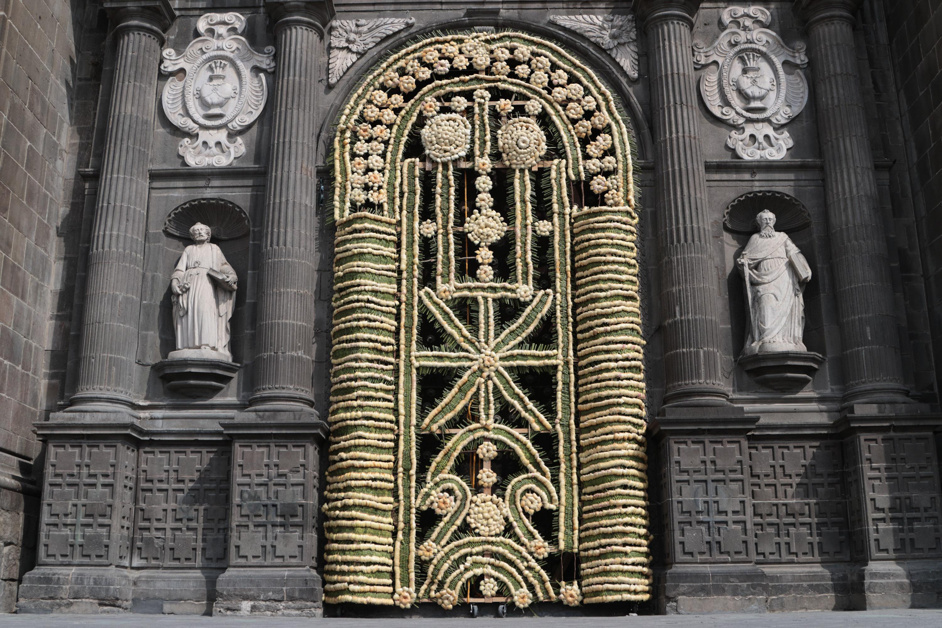 Colocan retablo de Flor de Cucharilla en Catedral de Puebla.