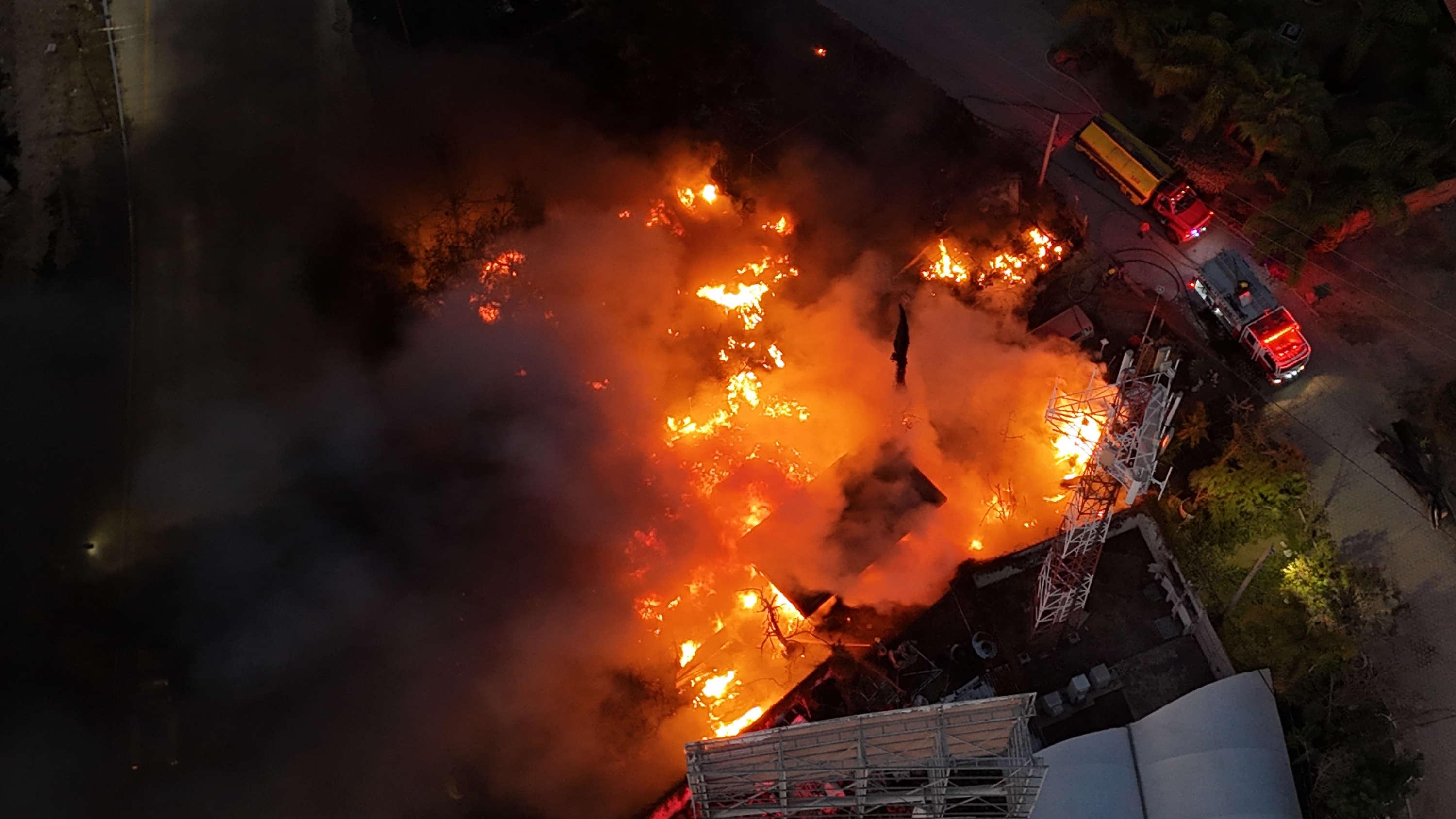 Incendio provoca cierre de la vialidad en el Periférico Ecológico.