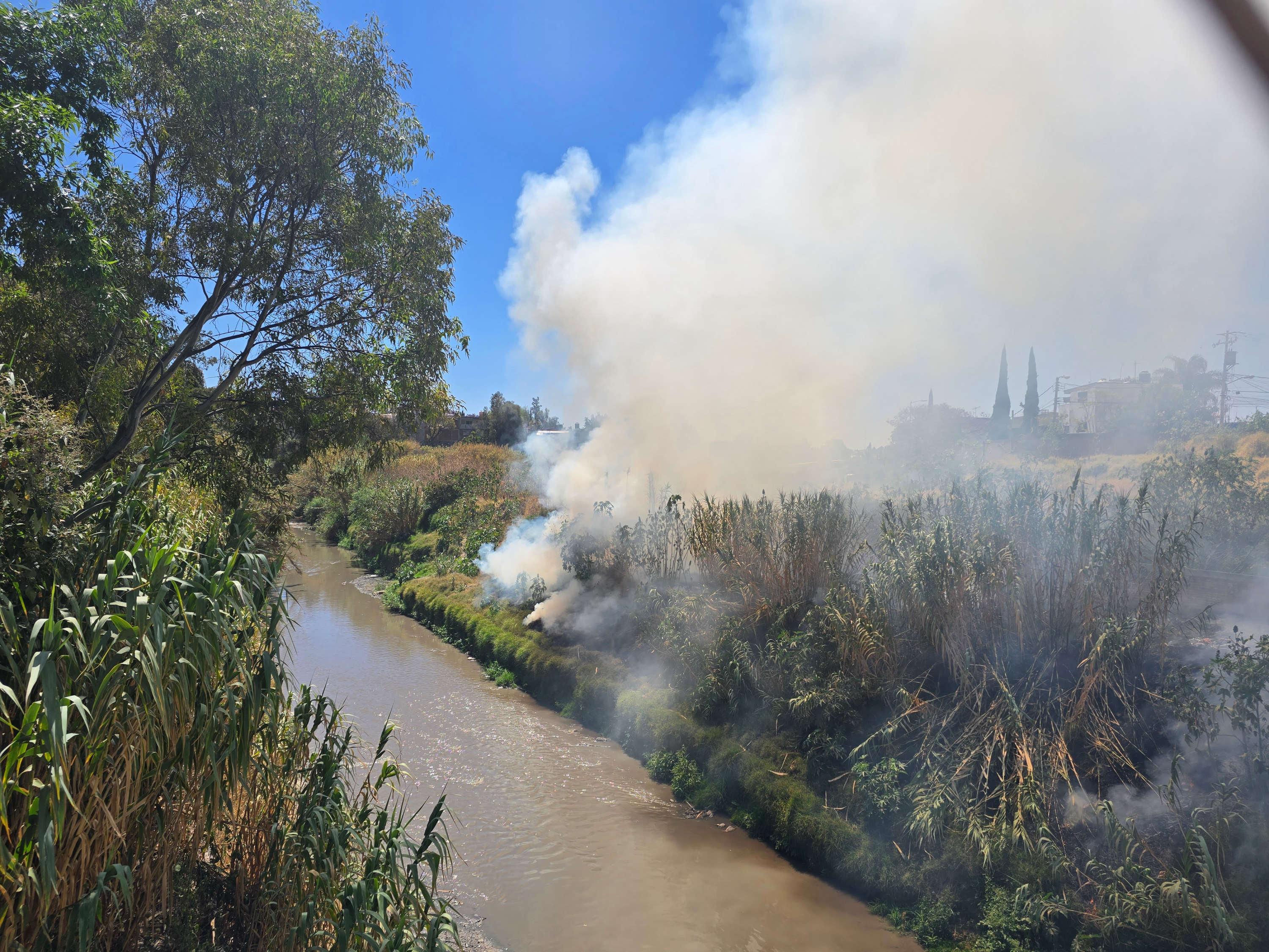 Se registra fuerte incendio de pastizal en la colonia Alseseca, en Puebla