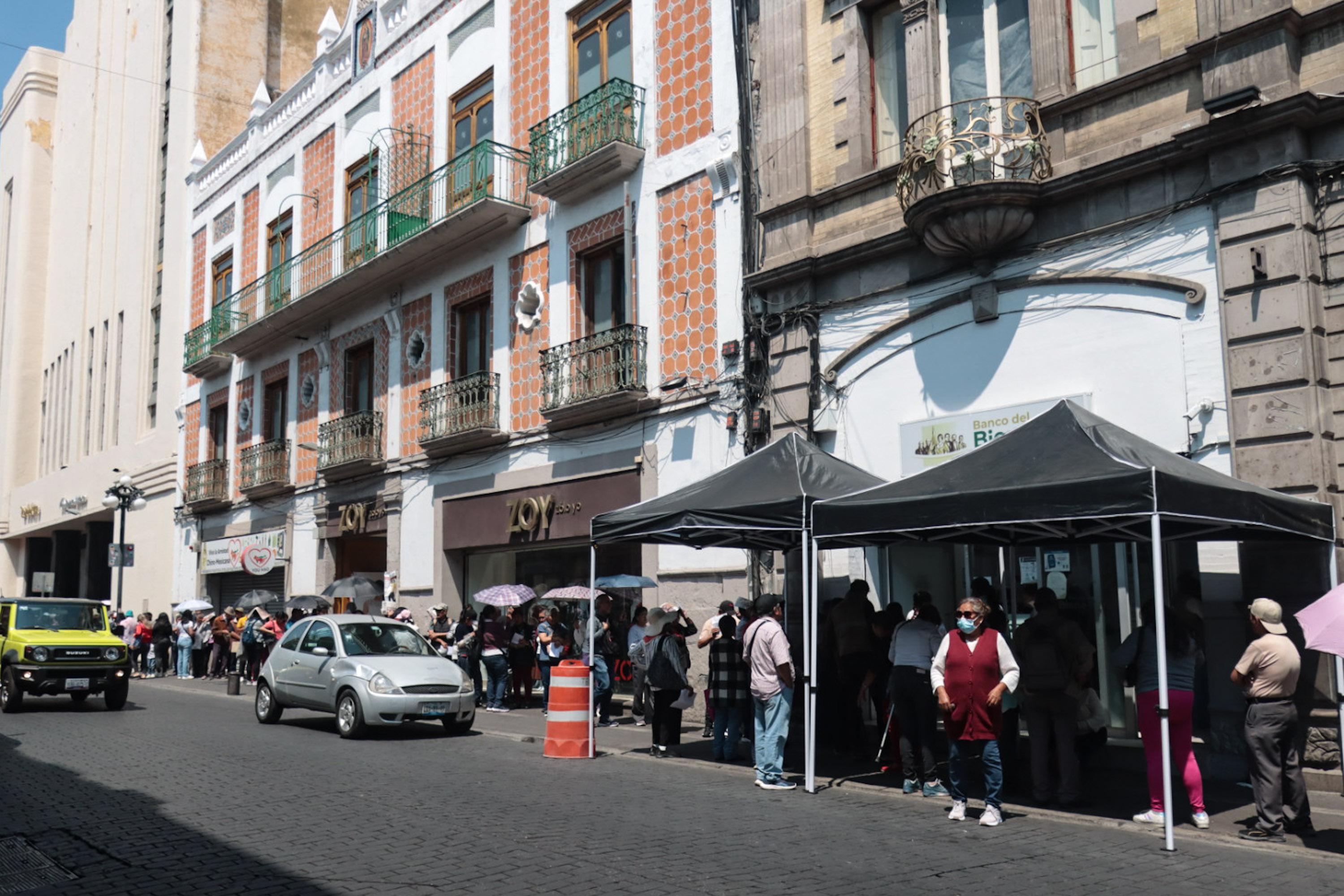 Adultos mayores en Puebla pasan horas para cobrar su pensión del Bienestar.